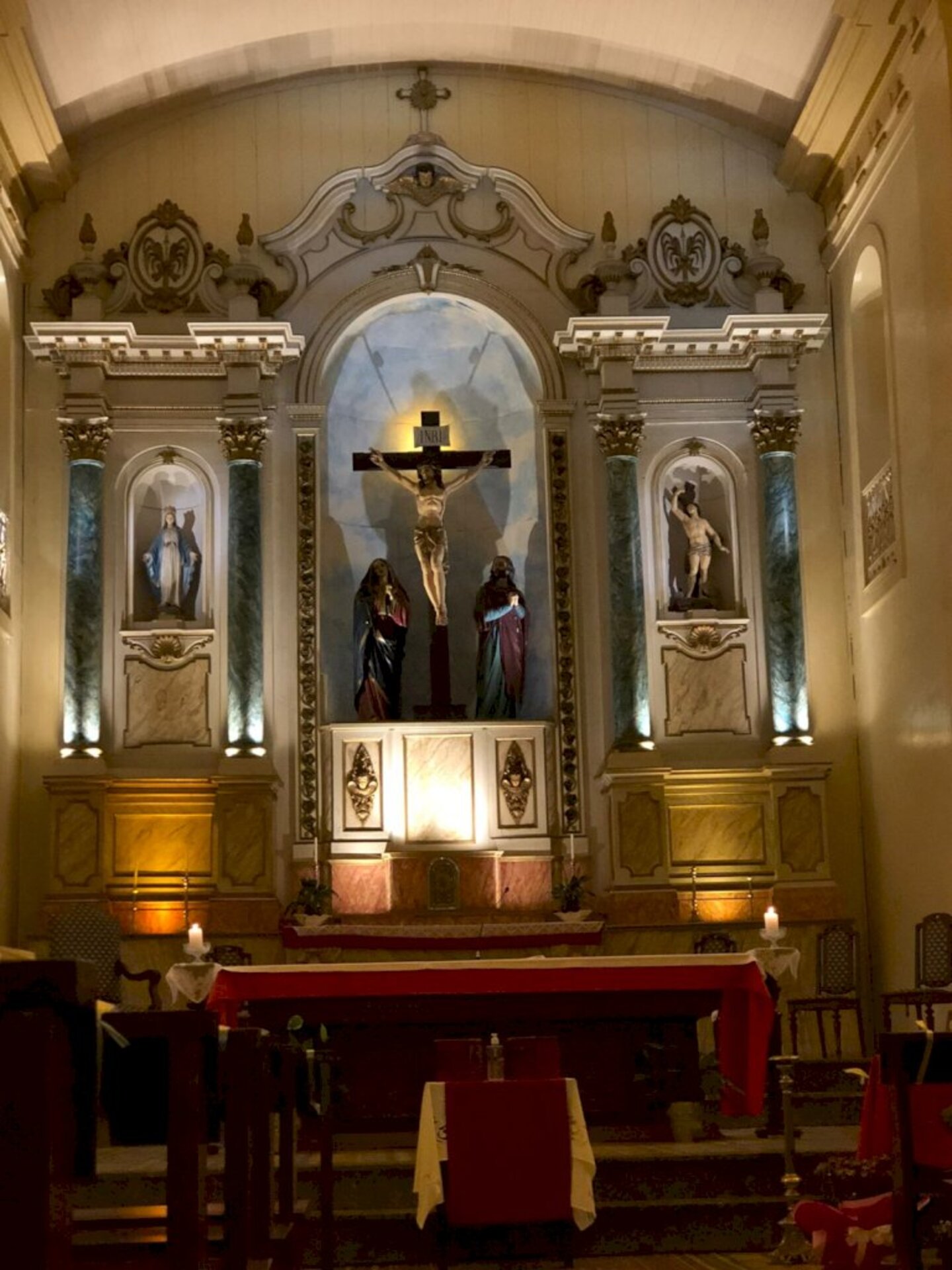 Evento religioso foi iluminado com velas e lanternas dos celulares