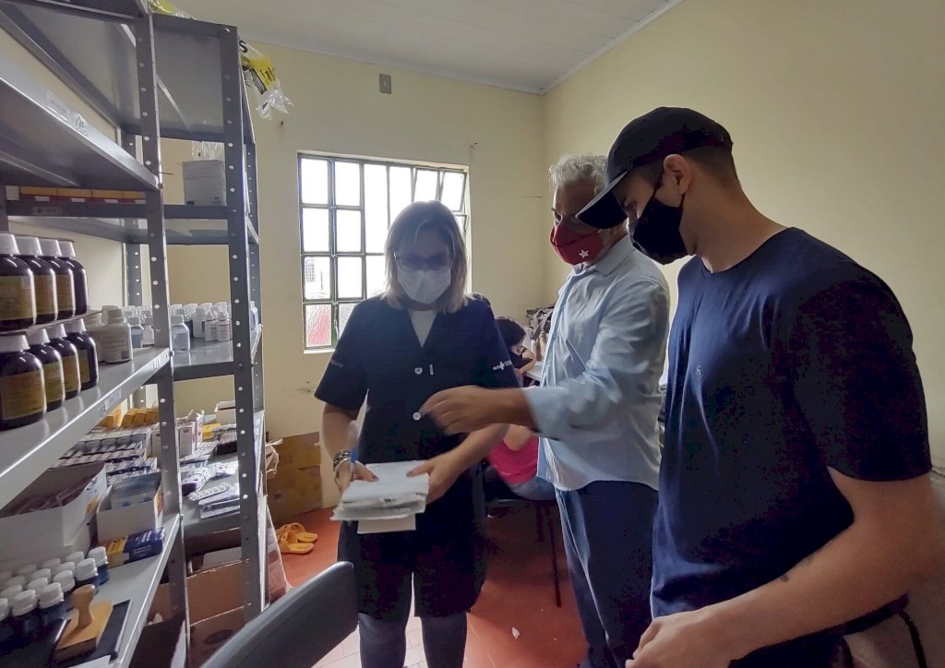 Vereador foi conferir a chegada dos medicamentos