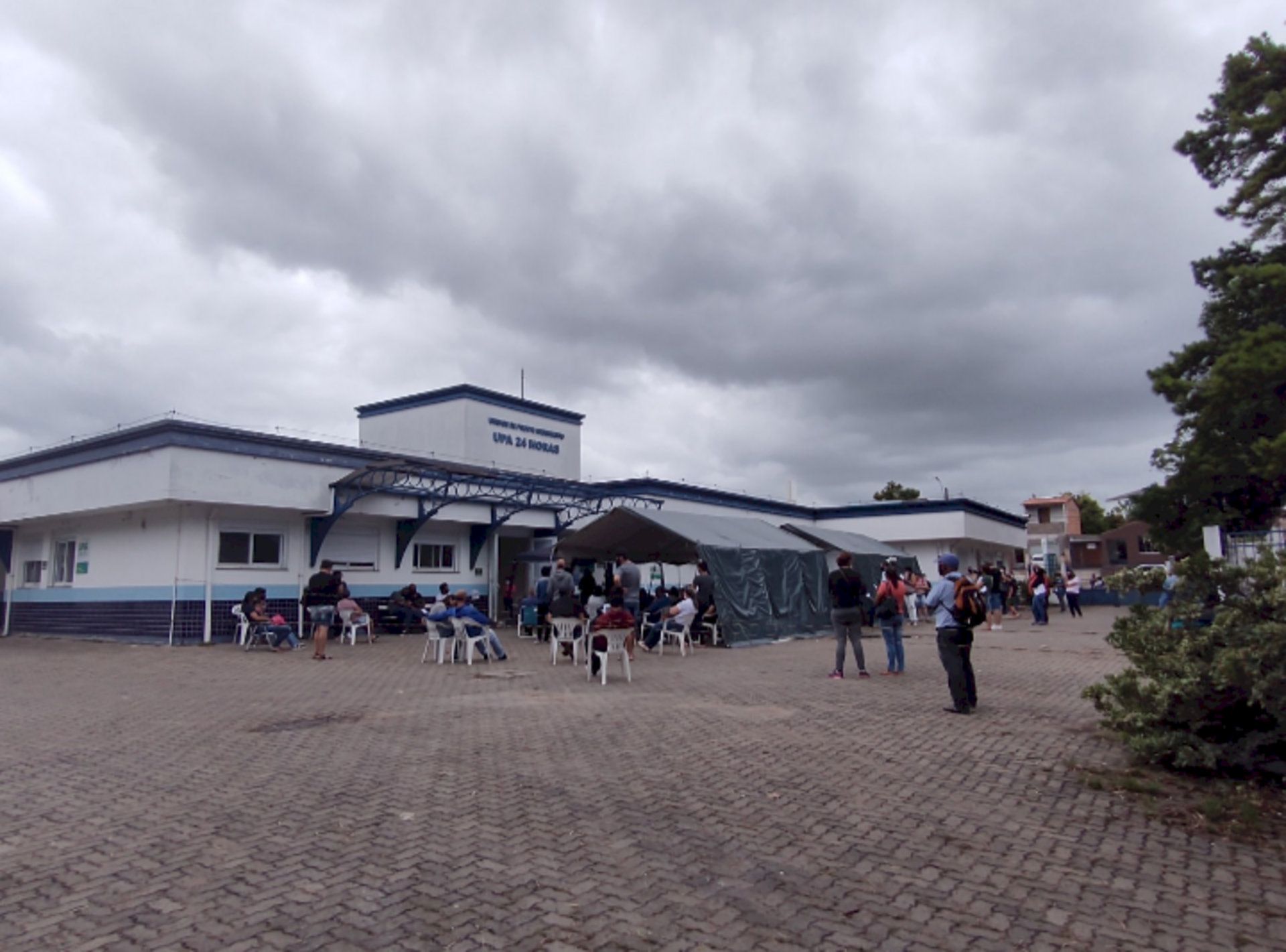 Registro da fila para testagem no meio-dia de quinta