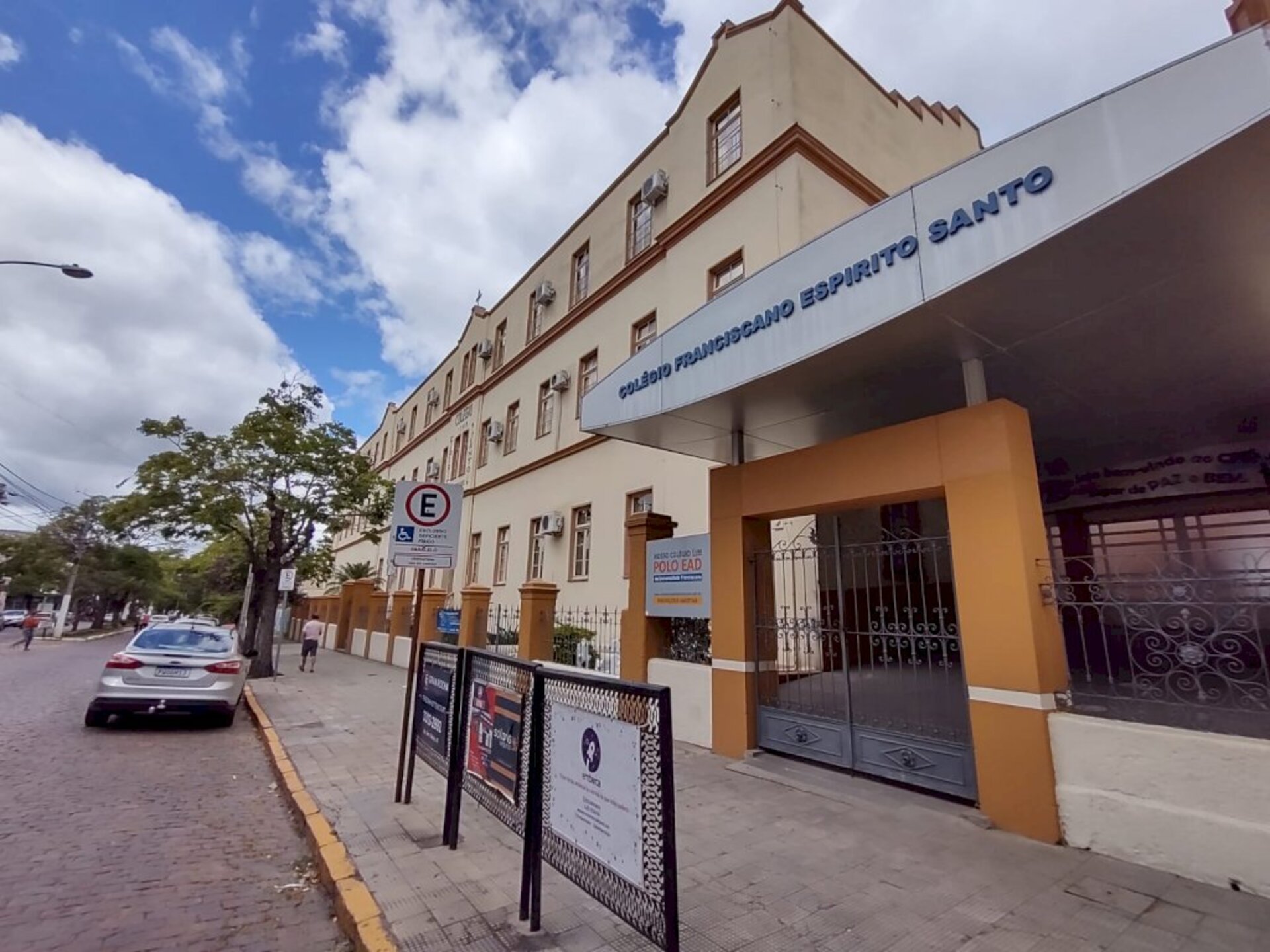Instituição de ensino conta com cerca de 1,7 mil alunos