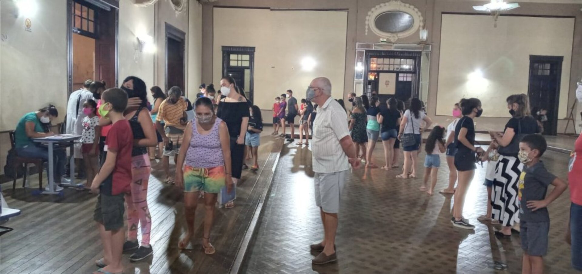 Crianças e adultos são vacinados no Clube Comercial