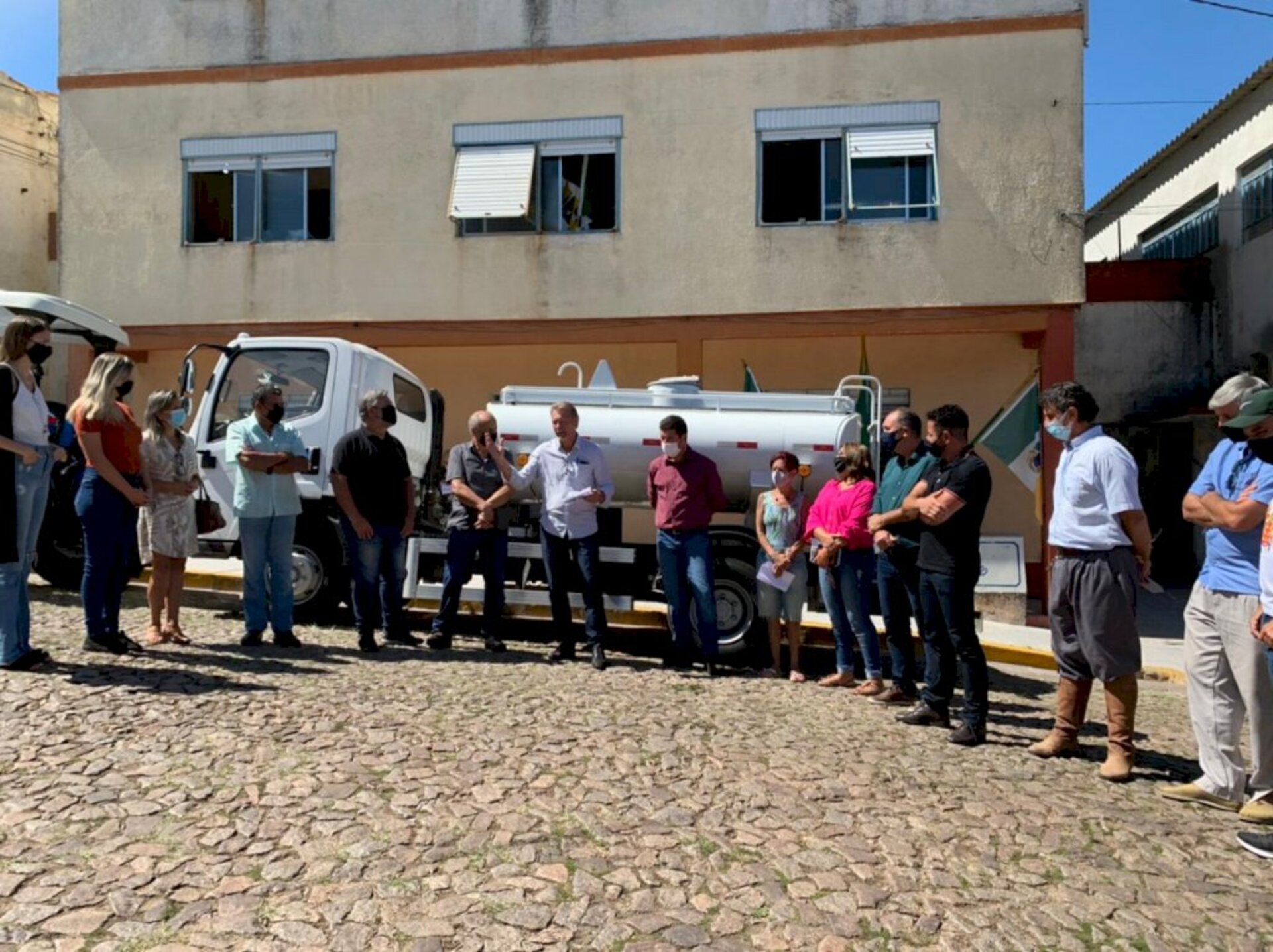 Deputado foi até a cidade fazer a entrega para o governo municipal