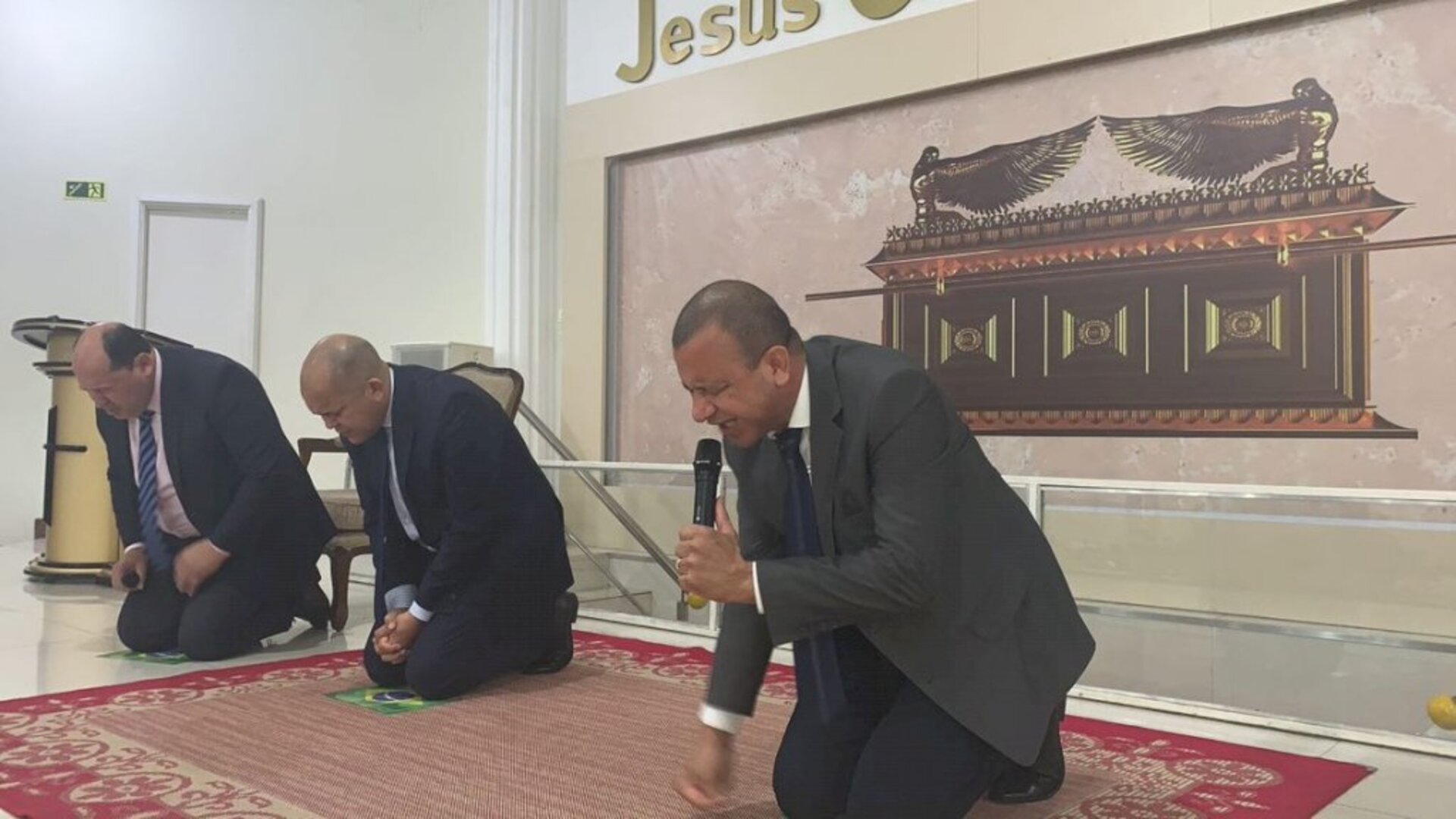 Depois do compromisso político os deputados participaram de um culto