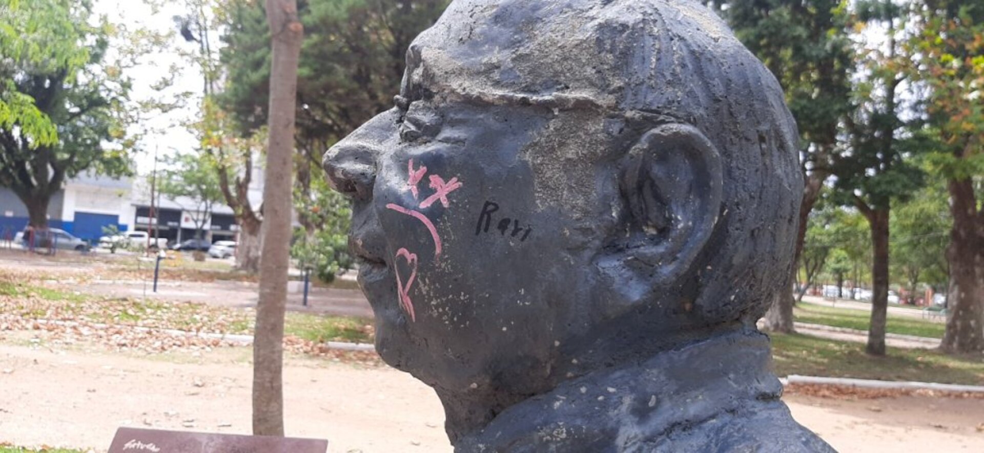 Escultura que retrata o escritor Luís Fernando Veríssimo foi alvo de vandalismo no rosto