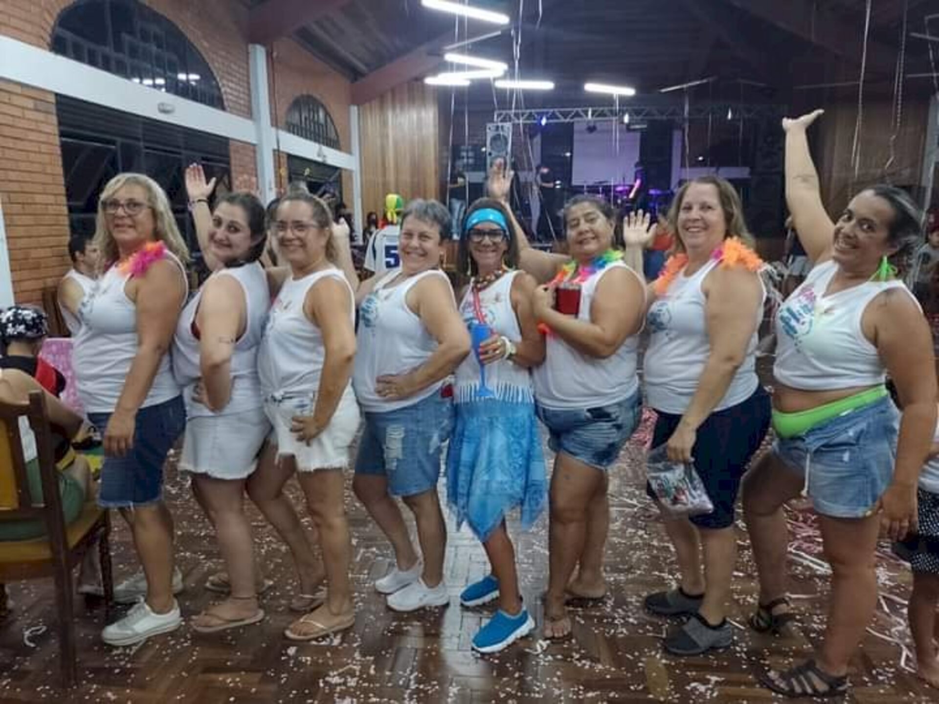 Na festa da folia no Caixeiral, Ana Margarete, Natália Martins, Ana Claudia Ferraz, Ana Cristina Jardim, Luiza Marques, Ana Regina, Flávia Jardim e Luizy Ferraz