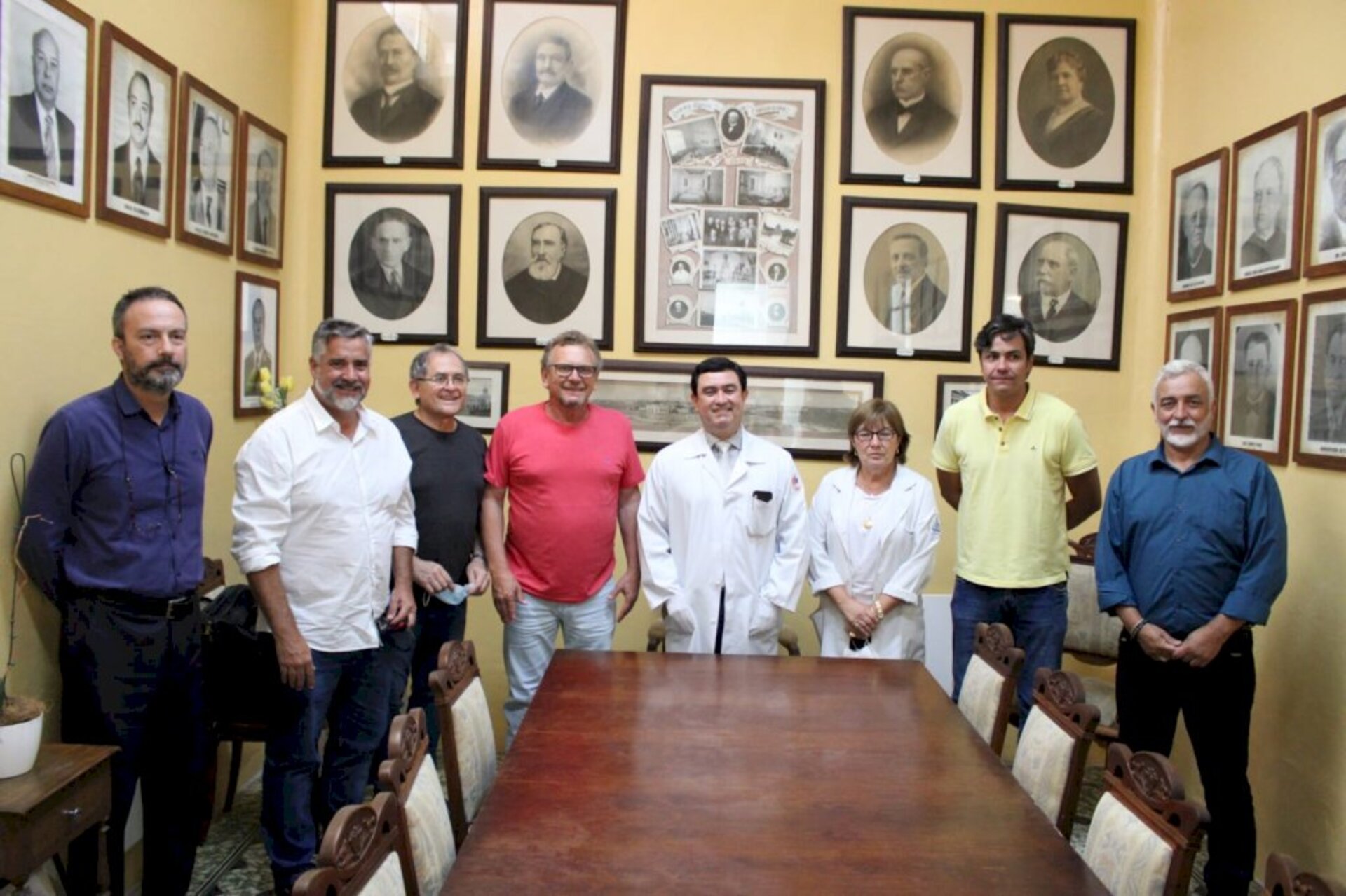 Políticos foram recebidos pela direção da instituição de saúde