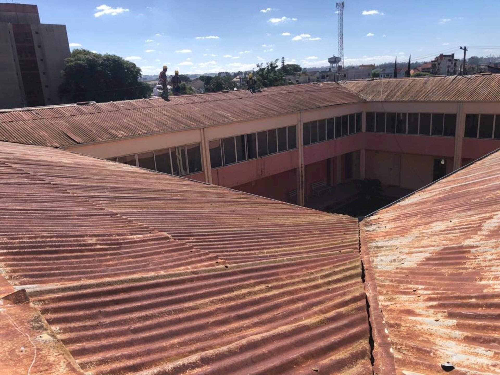 Parte mais afetada é o telhado, que está sendo trocado