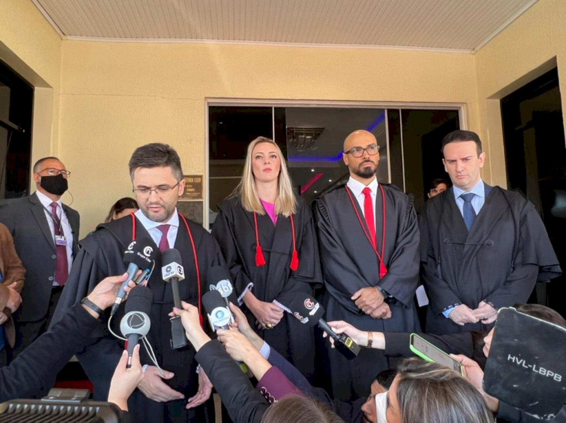 Taborda concede entrevista ao lado dos colegas