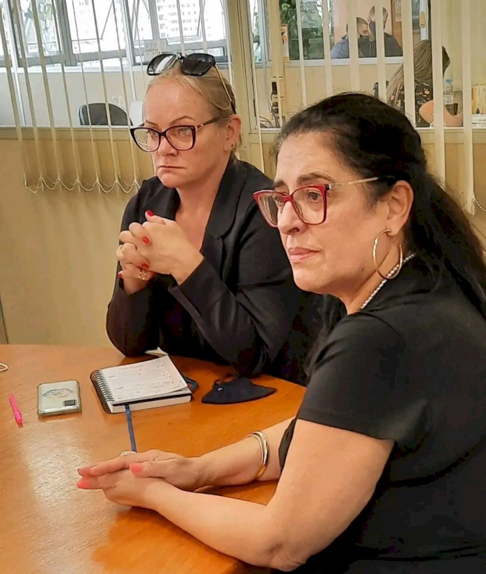 Cândida Navarro (direita) explicou o que muda na atual coordenadoria