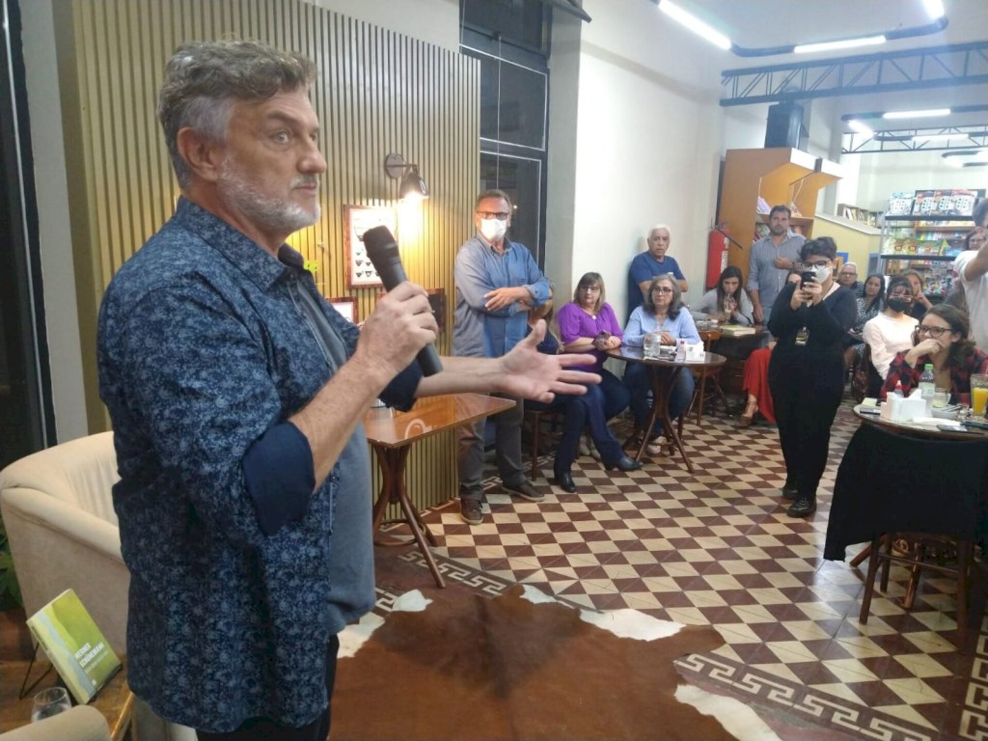 Ator falou sobre a obra na Leb Livraria e Cafeteria
