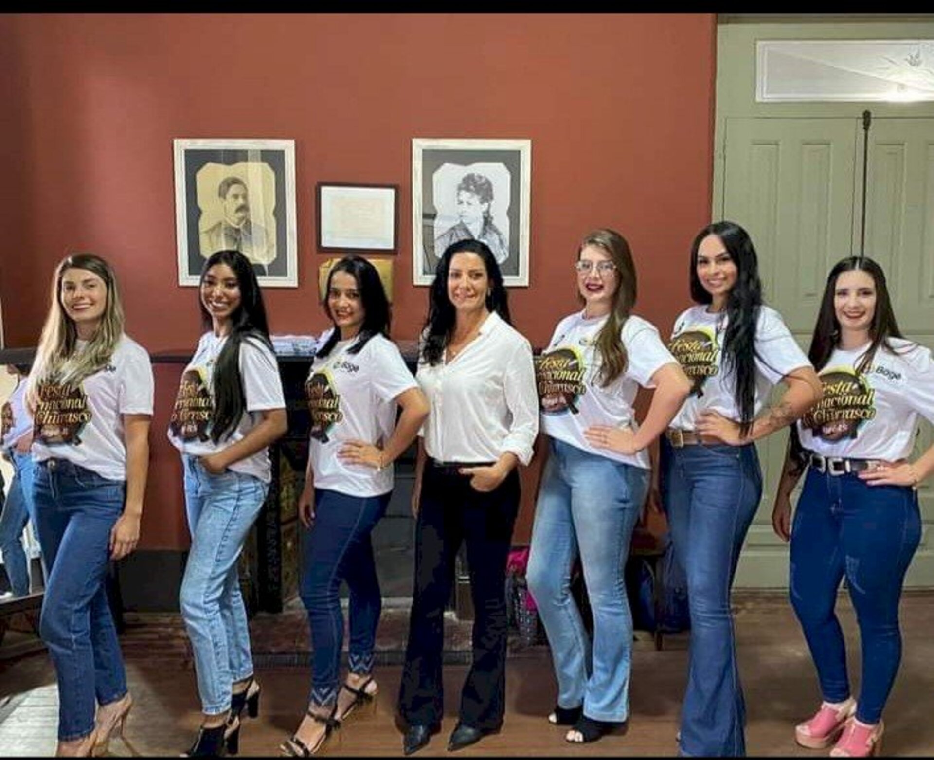 Candidatas a soberanas da festa do Churrasco com Anacarla Oliveira, coordenadora de eventos do município?