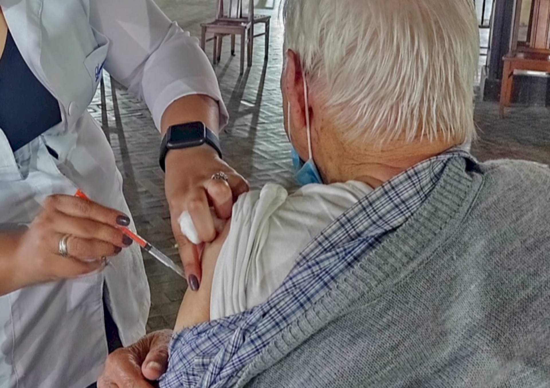 Idosos também podem receber doses contra a covid-19