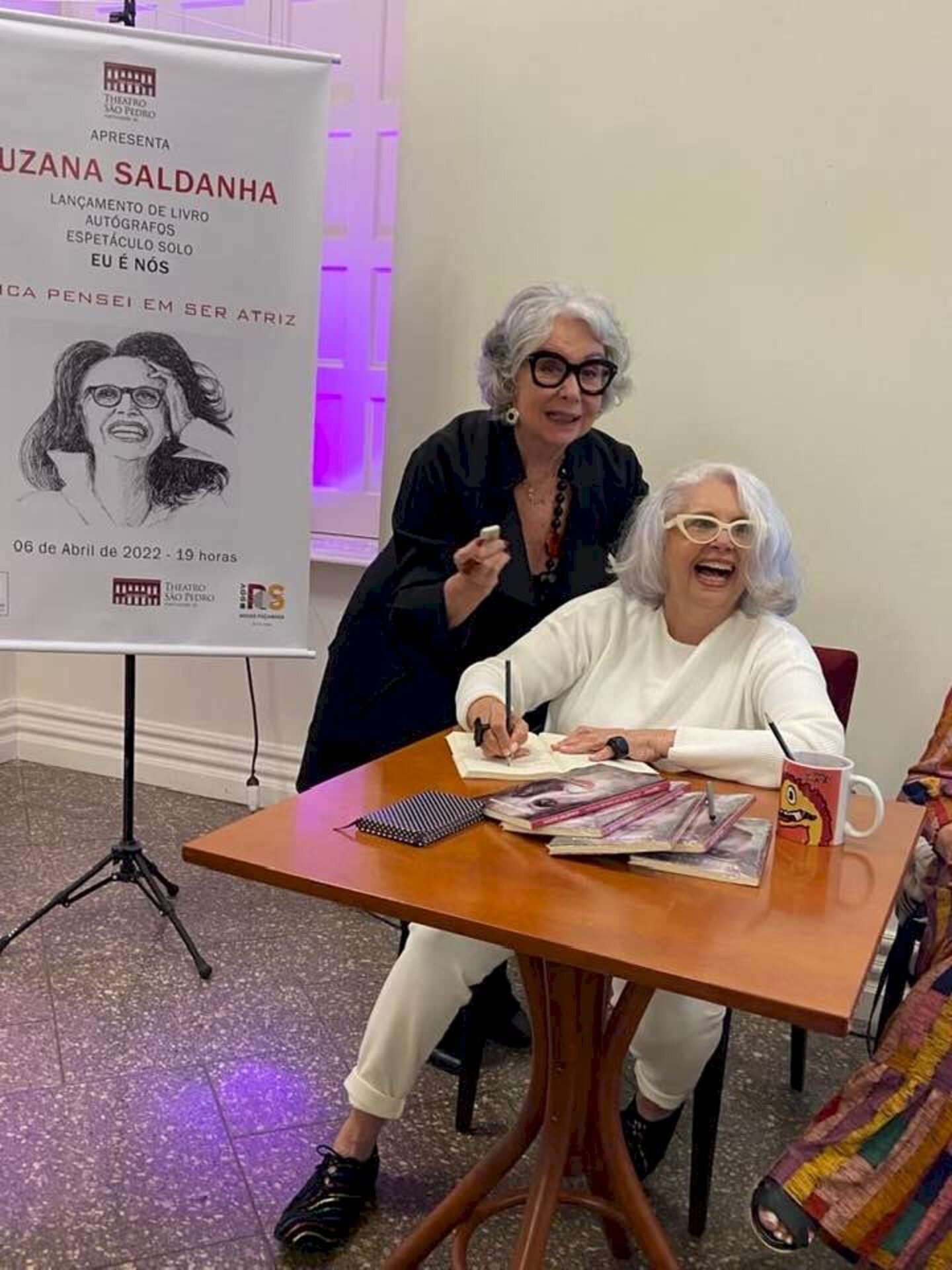 Jornalista Tânia Carvalho com a escritora e atriz Suzana Saldanha que lançou o livro "Nunca pensei em ser atriz"