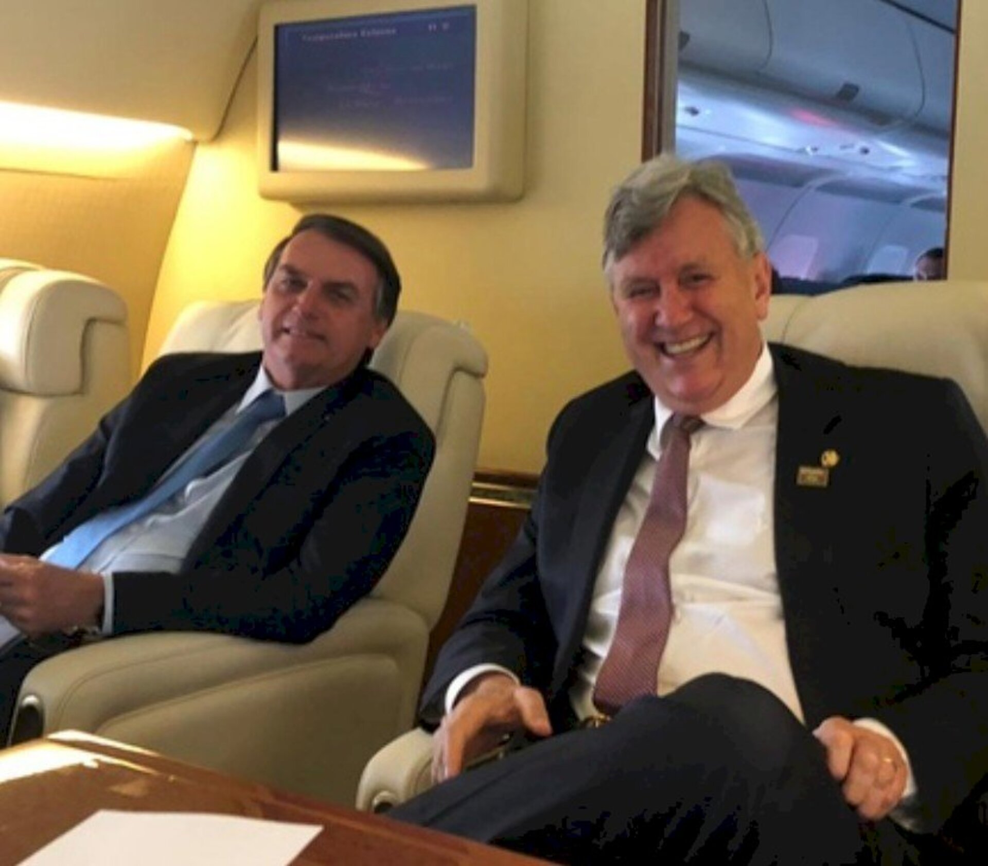 Durante o voo de Brasília para Pelotas, Heinze postou foto ao lado de Bolsonaro