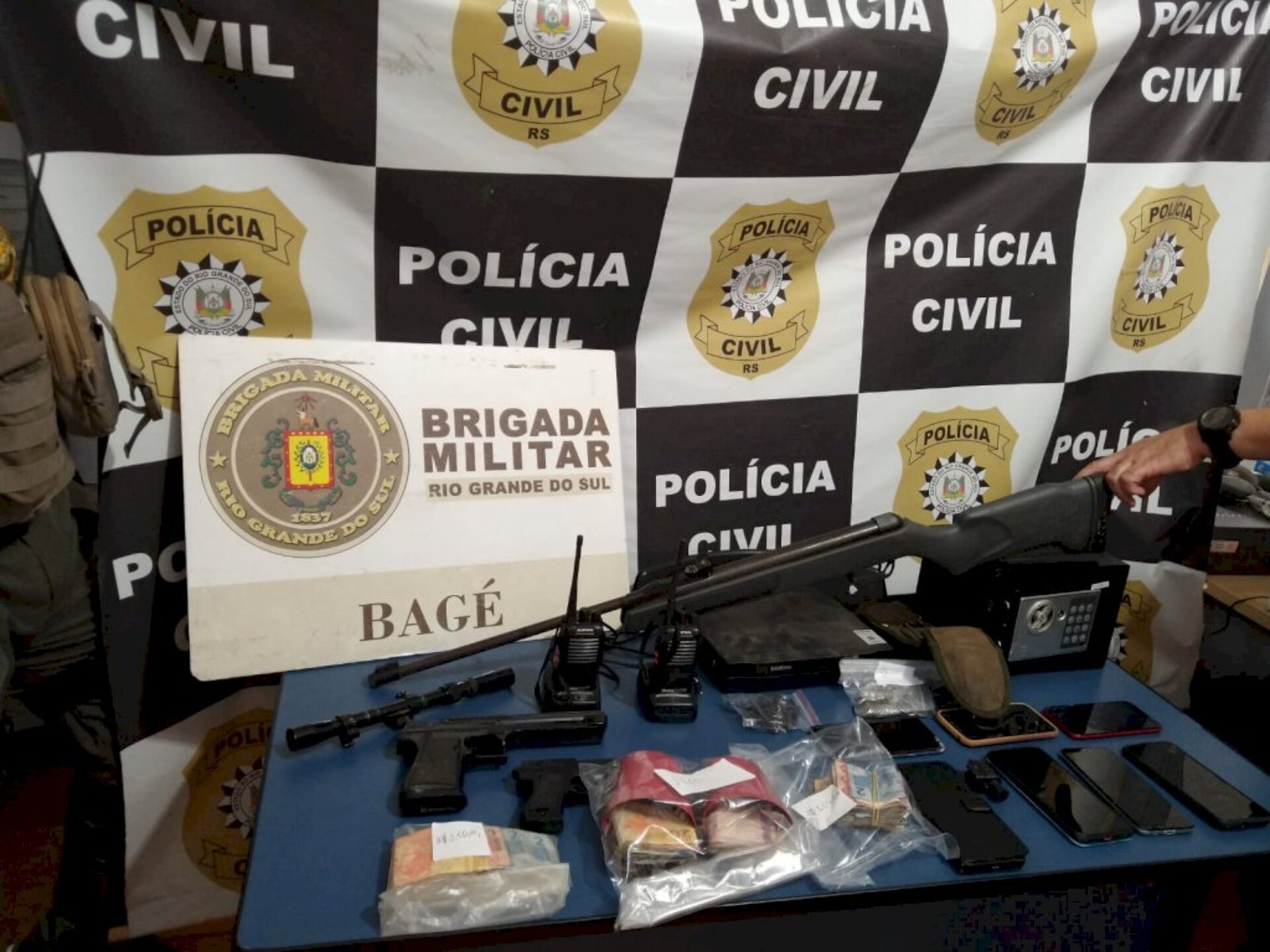 Entre os que foi apreendido estão armas, munições, celular e dinheiro