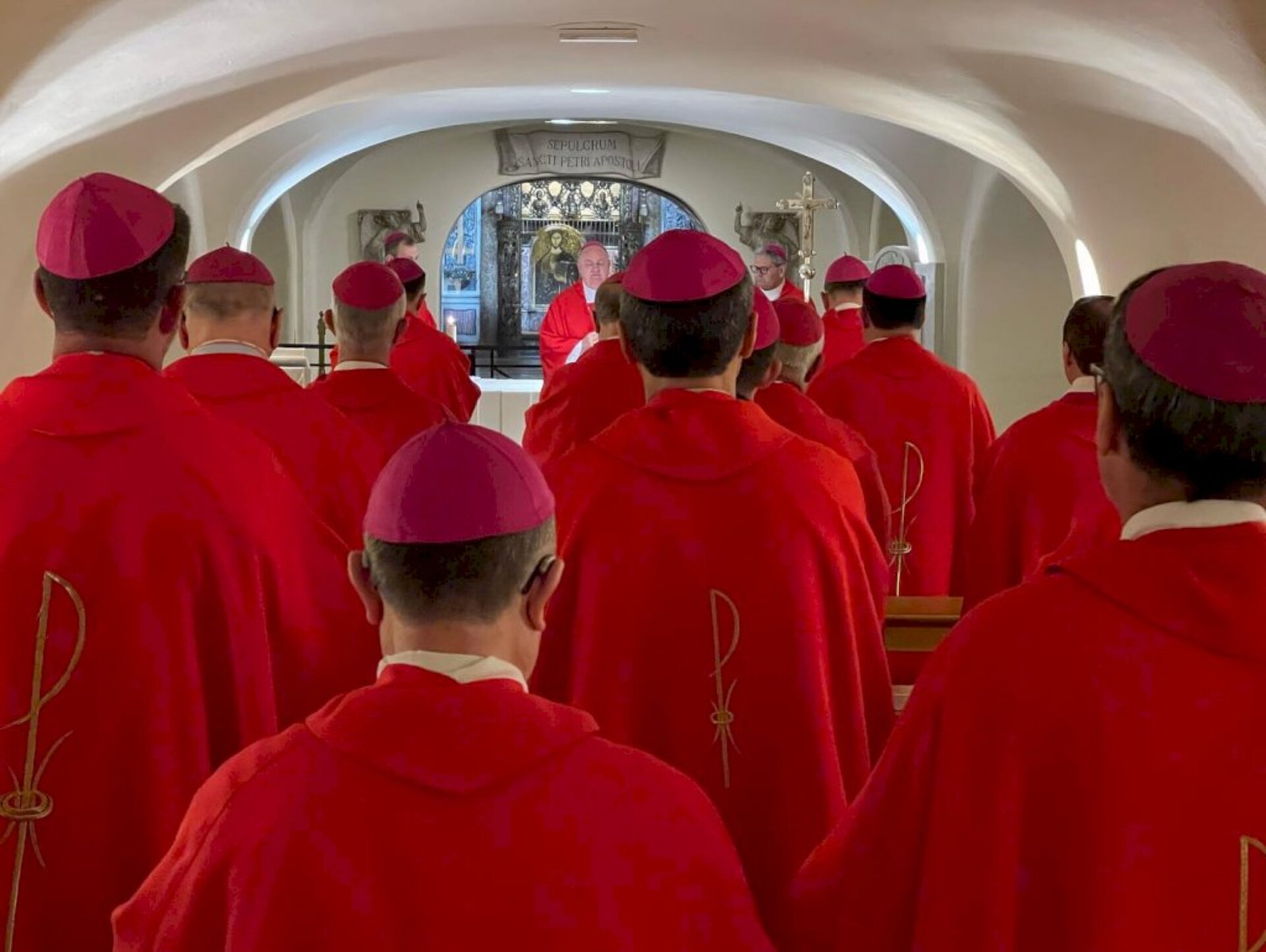 Bispos começam agenda no Vaticano com missa na tumba do primeiro papa