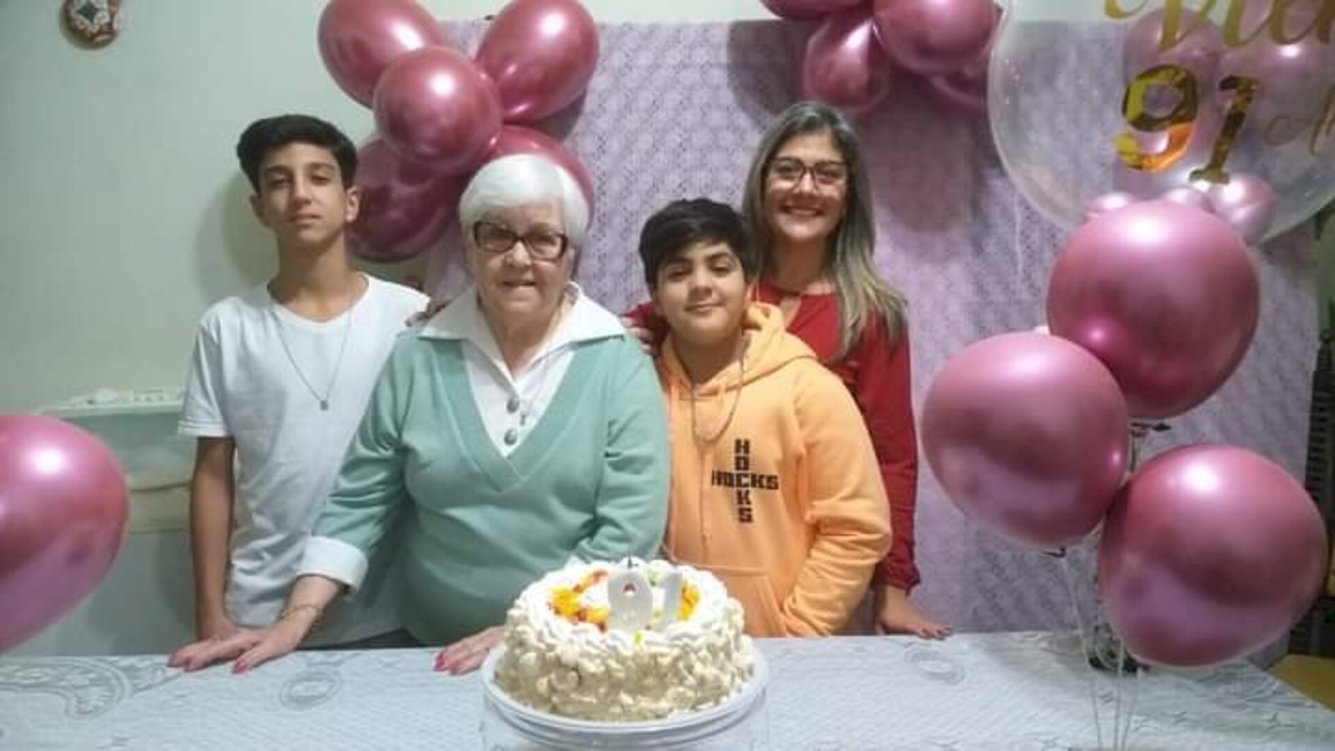Vilma Gantes Urrutia comemorou 91 anos ao lado da neta Helen é dos bisnetos Martim é Henrique