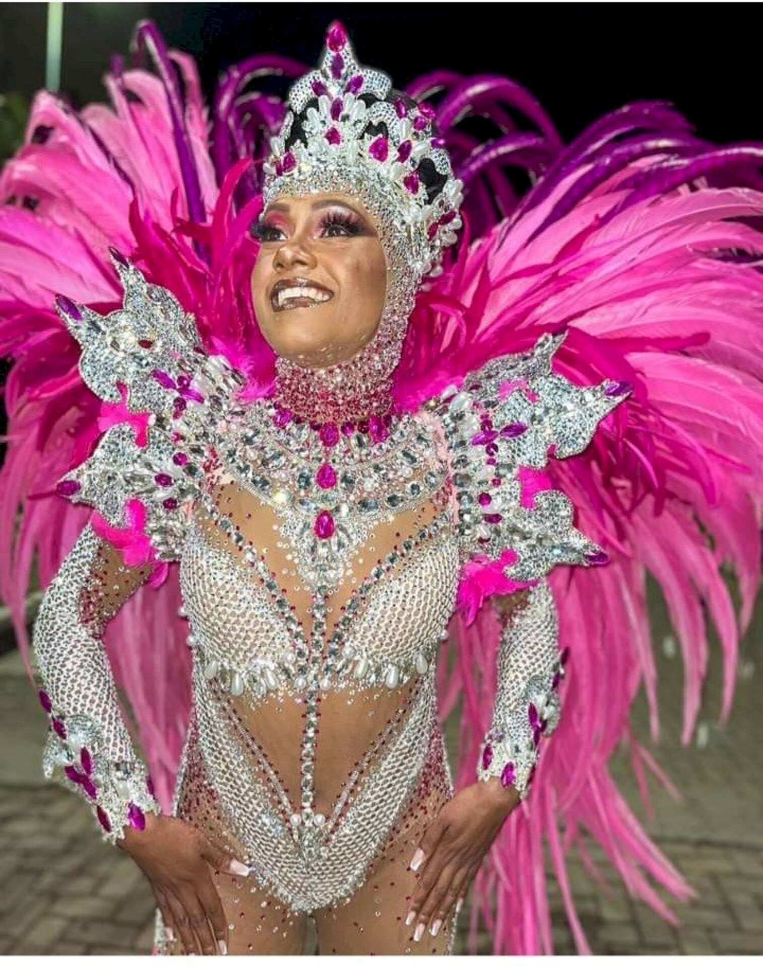 Bageense Íris Neto desfilando pela escola de samba Praiana no carnaval de Porto Alegre