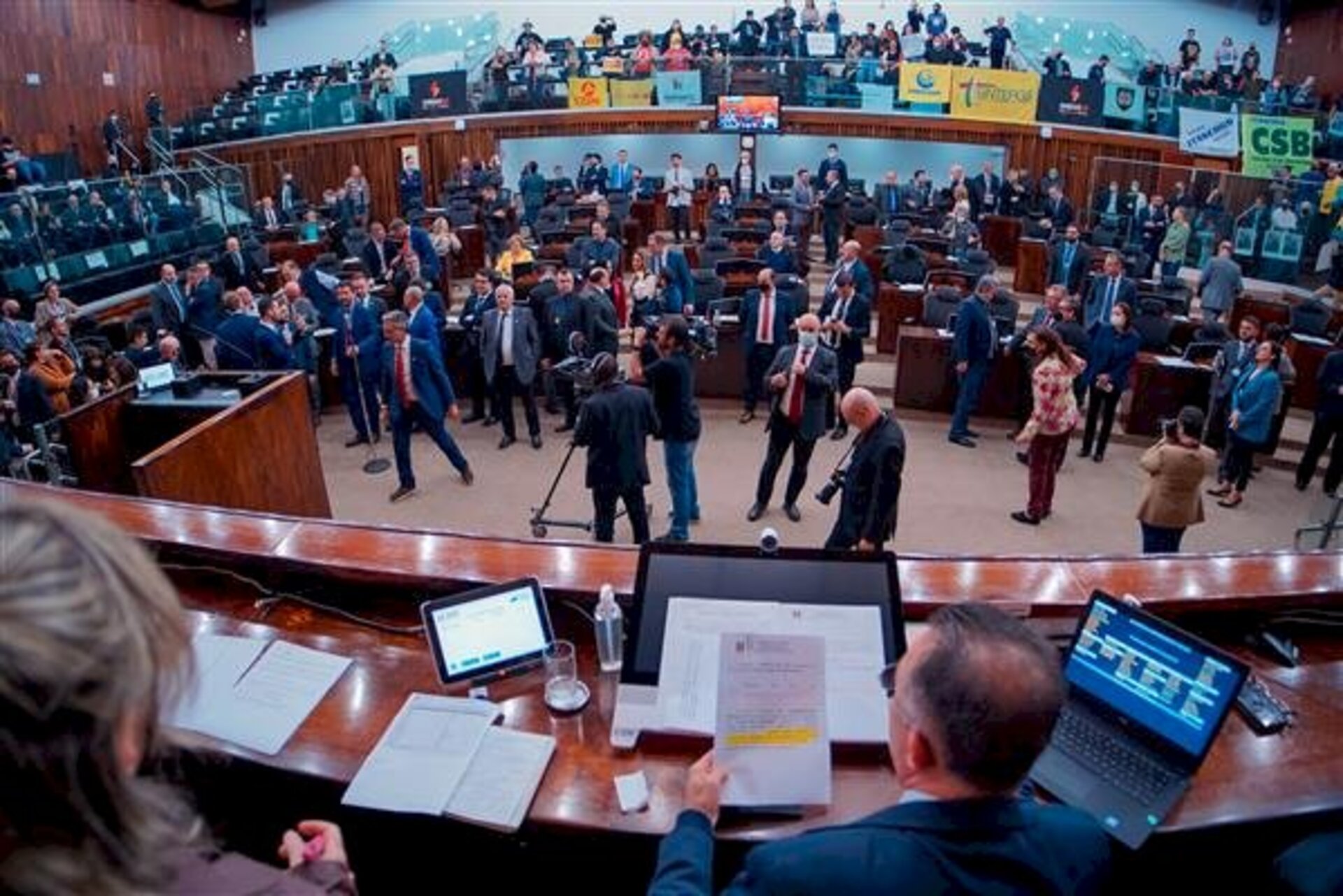 Apenas 26 parlamentares registraram presença