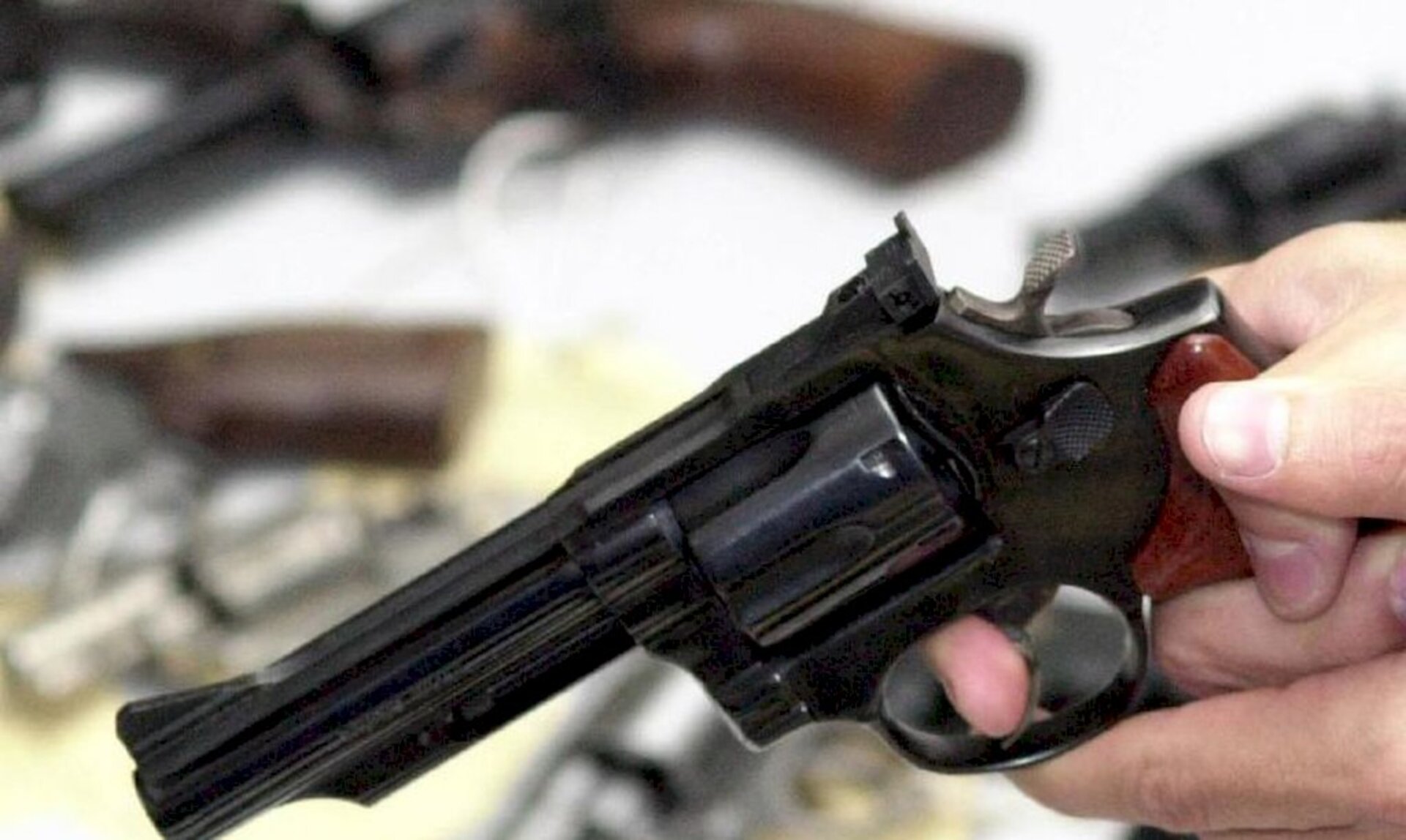 Também se torna inafiançável o crime de porte ilegal de arma de fogo de uso permitido