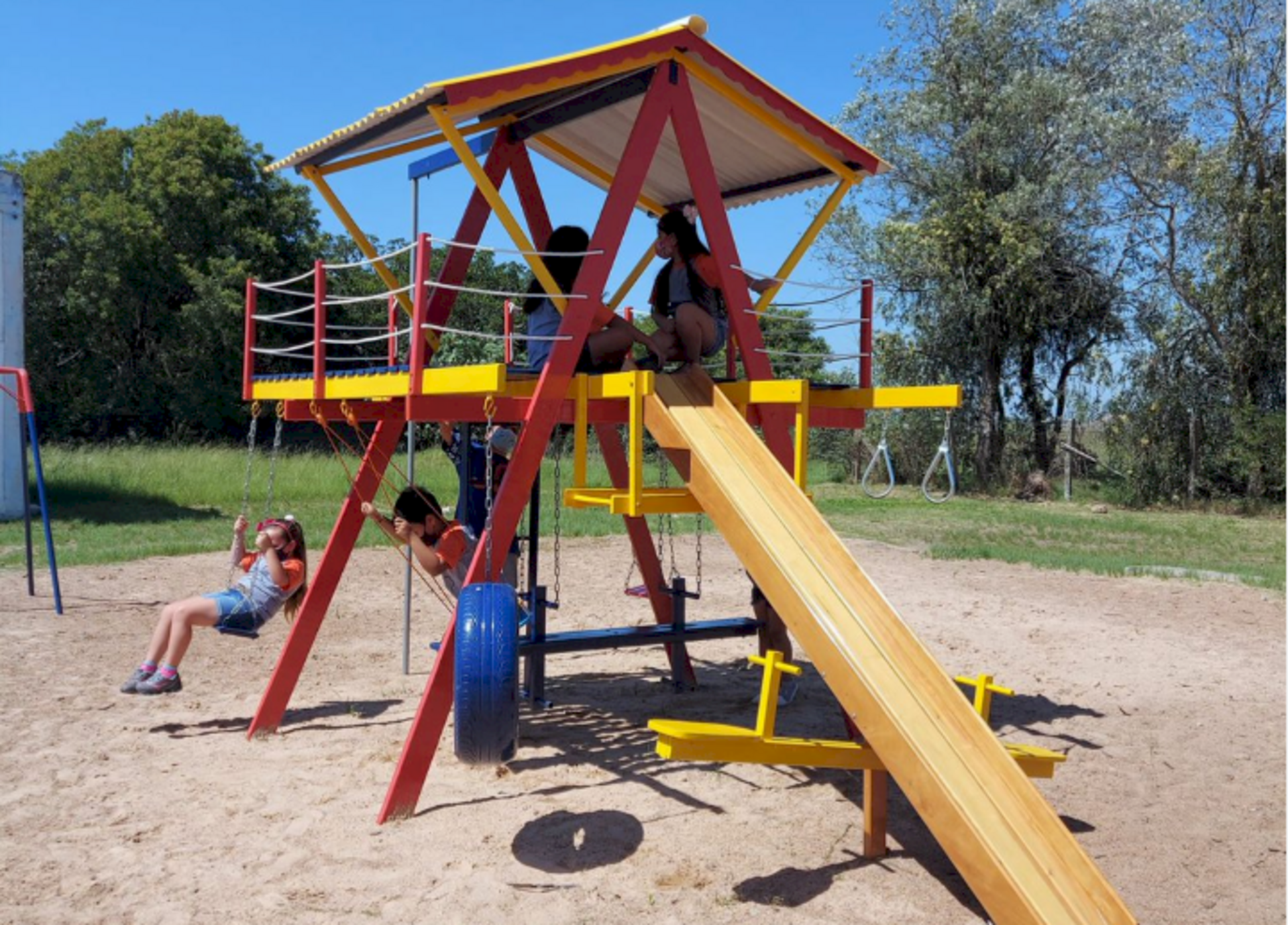 Revitalização de praça de escola contemplada pelo Fundo Social em 2021