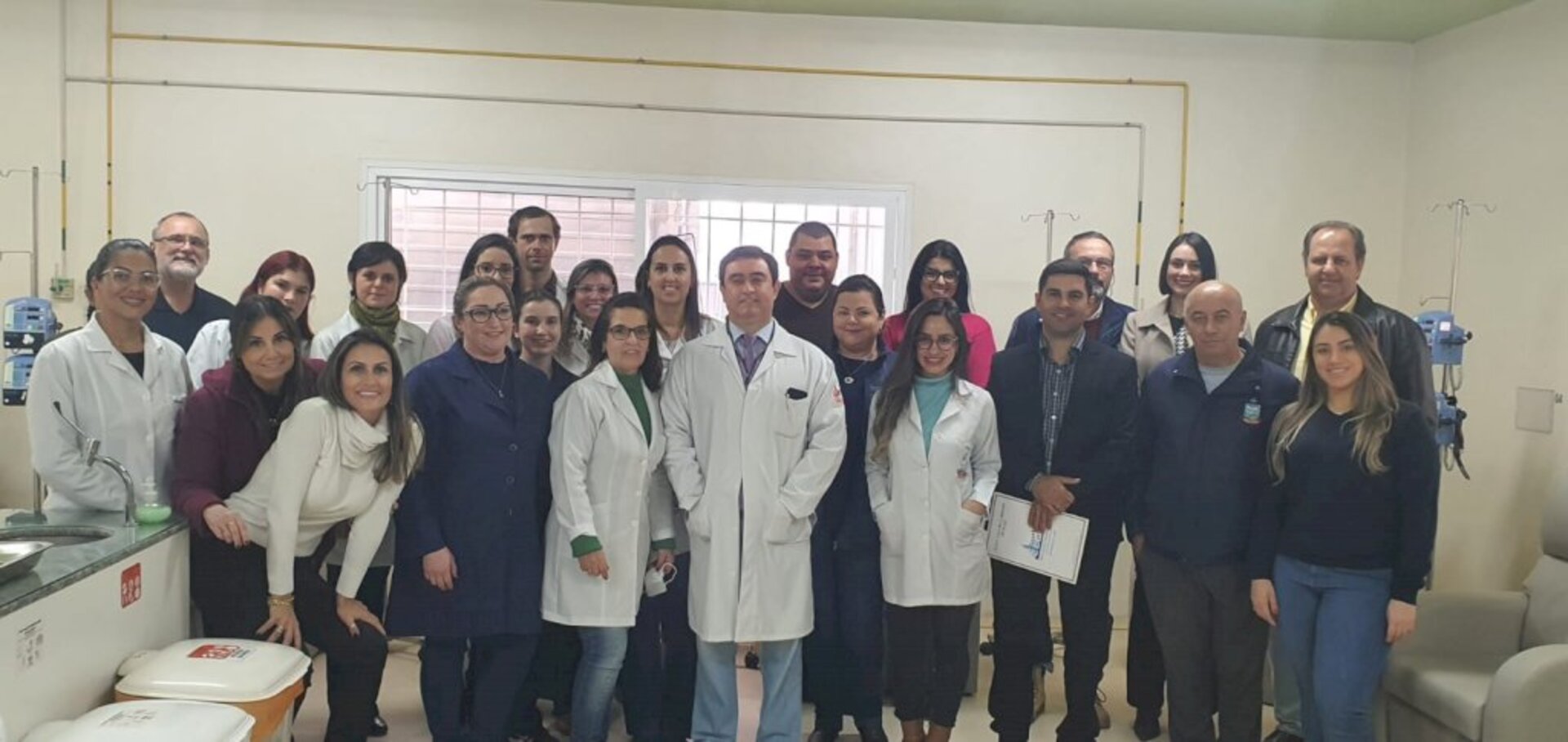 Equipe da quimioterapia da Santa Casa de Caridade comemorando o primeiro ano sob nova administração.