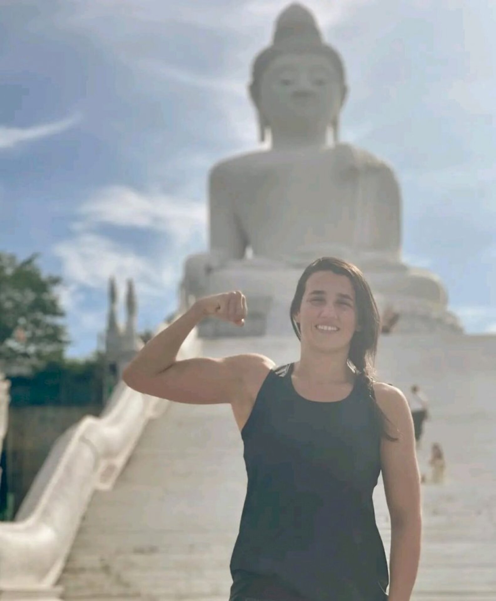 Marina Rodriguez, representante bageense no UFC, visitando o Big Buddah, em Phuket, na Tailândia