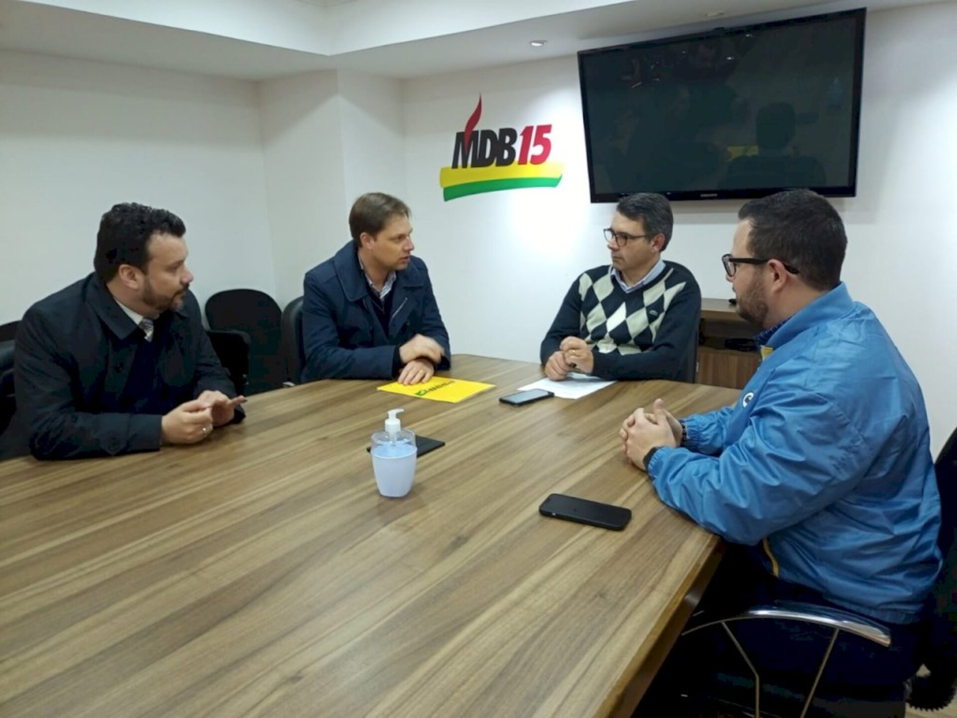 Dirigentes dos dois partidos se reuniram para discutir uma eventual composição