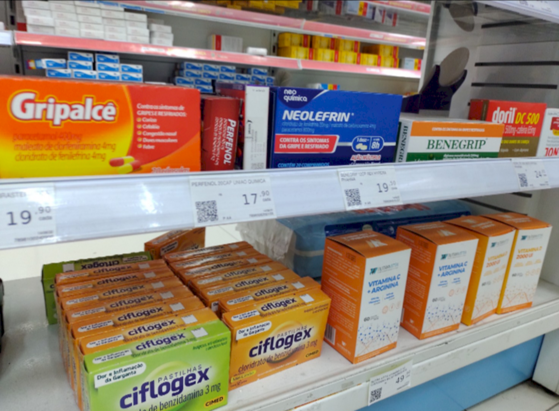 Antigripais e vitaminas estão em destaque nos estabelecimentos