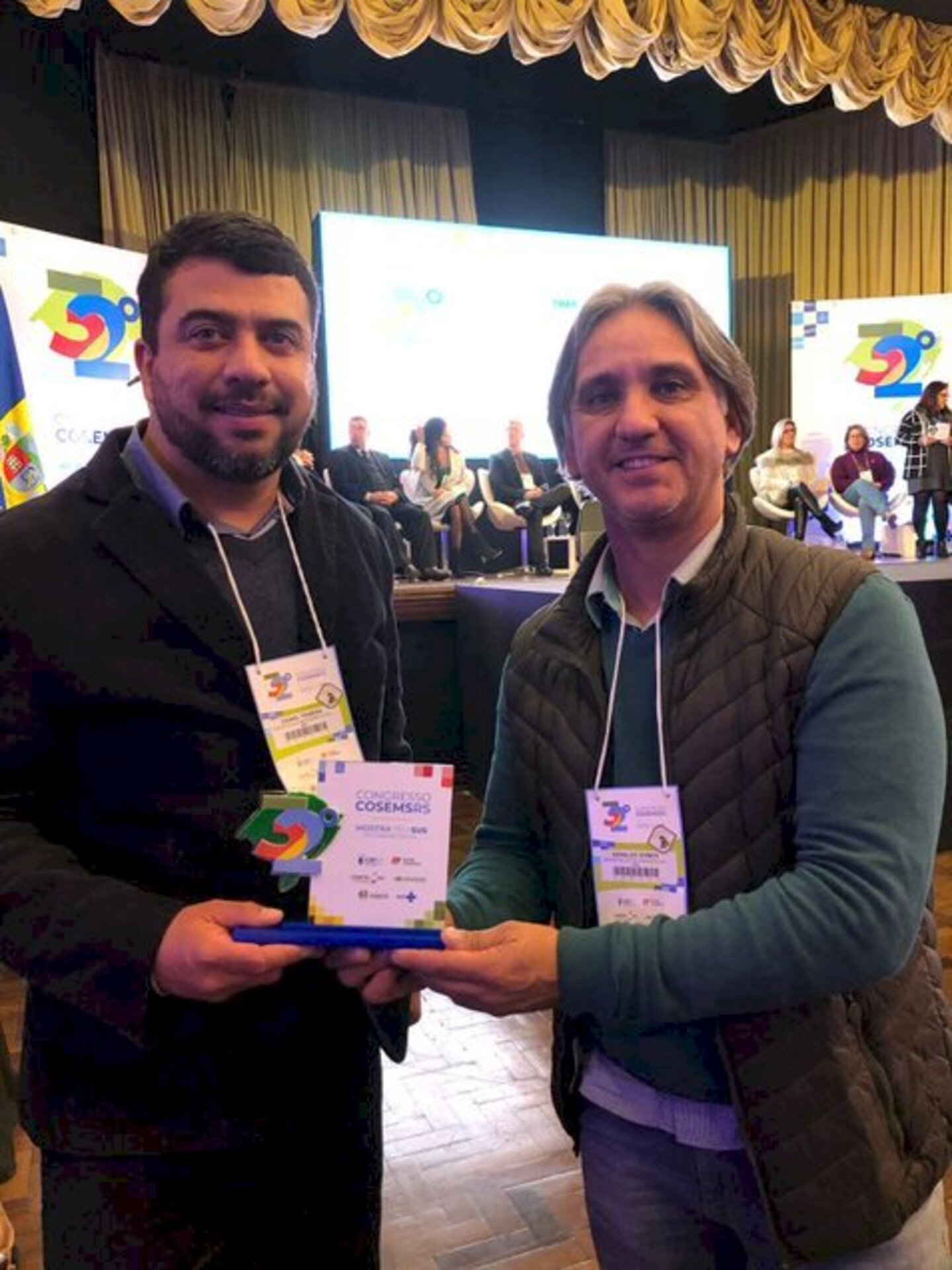 Daniel Teixeira e Geraldo Gomes no Congresso de Secretarias de Saúde do Estado, em Gramado. O trabalho da Vigilância em Saúde, durante o período mais crítico da pandemia, foi destaque e ficou entre as 20 melhores experiências e está não só entre as mais bem sucedidas atuações no Estado, como no país, segundo informou Gomes. Inclusive, a Vigilância foi convidada a apresentar o?trabalho em uma mostra nacional no Mato Grosso do Sul já na próxima semana?