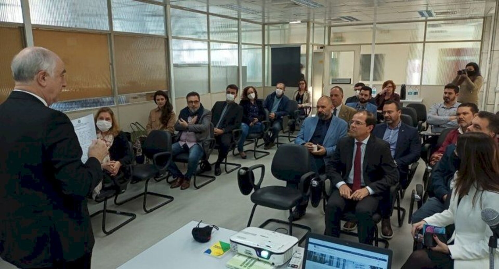 As agremiações se comprometem a adotar medidas que desestimulem a propagação de notícias falsas