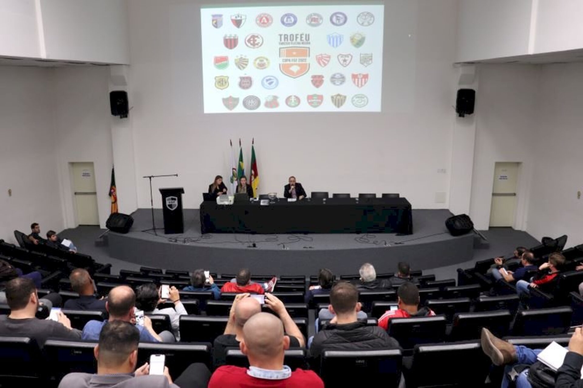 Representantes dos clubes participantes da Copa FGF estiveram presentes na Federação para definir grupos e regulamento da competição