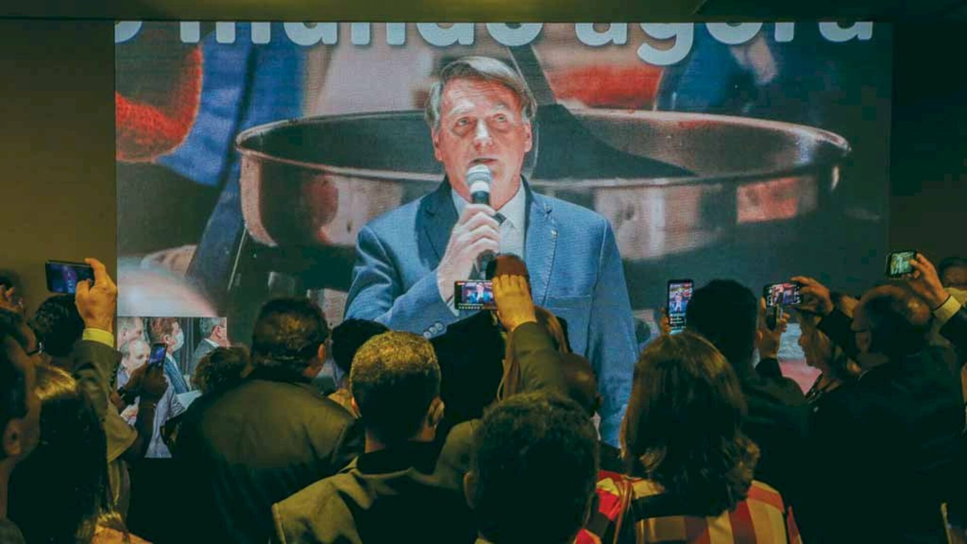 O responsável por Bolsonaro tem o desafio de tornar o presidente menos indigesto às eleitoras
