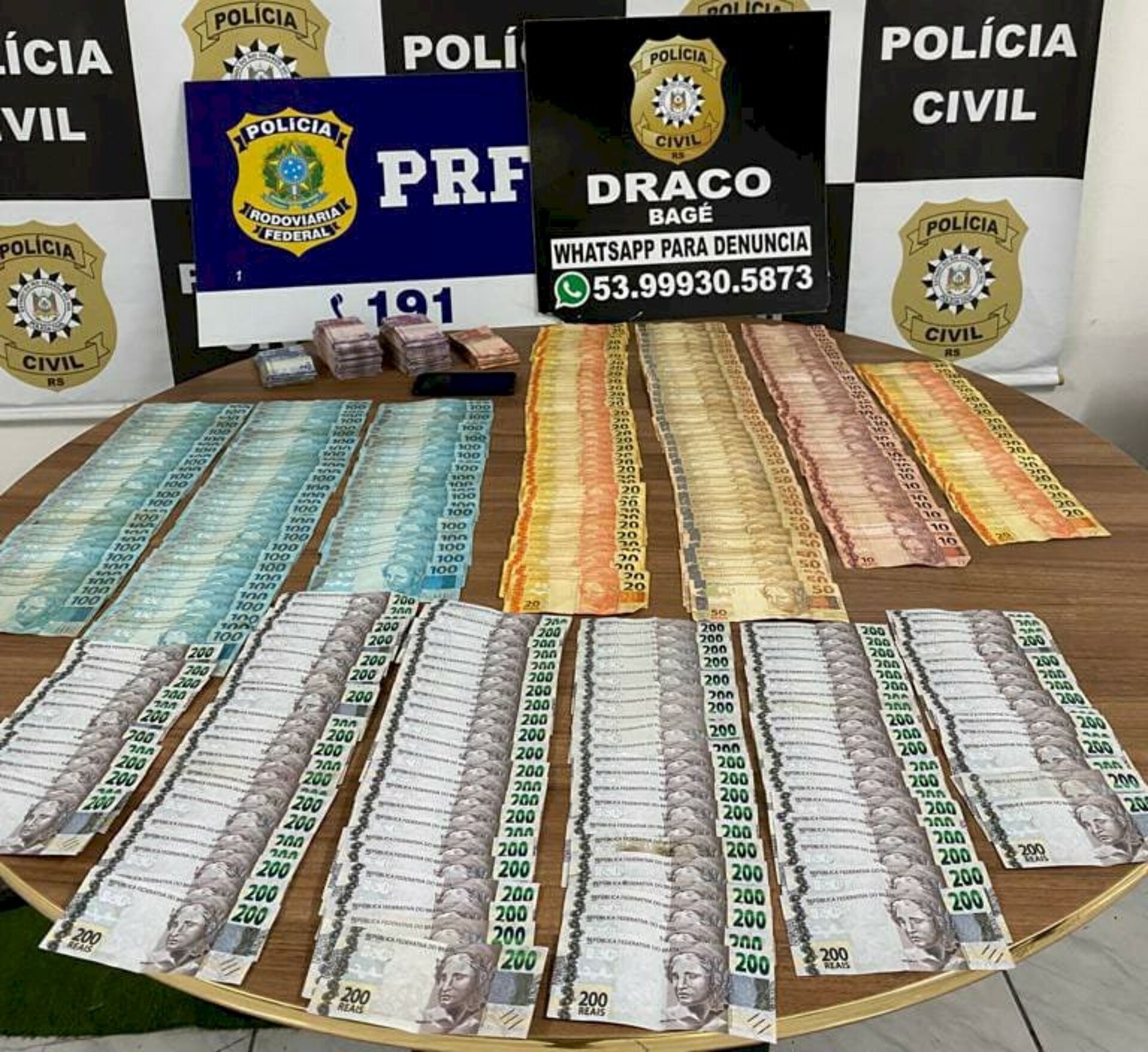 Foram apreendidos R$ 37.755,00 mil em espécie, em várias notas de todos os tipos