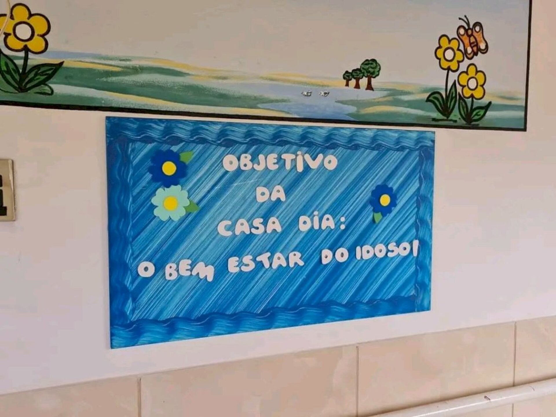 Idosos permanecem no local durante o dia
