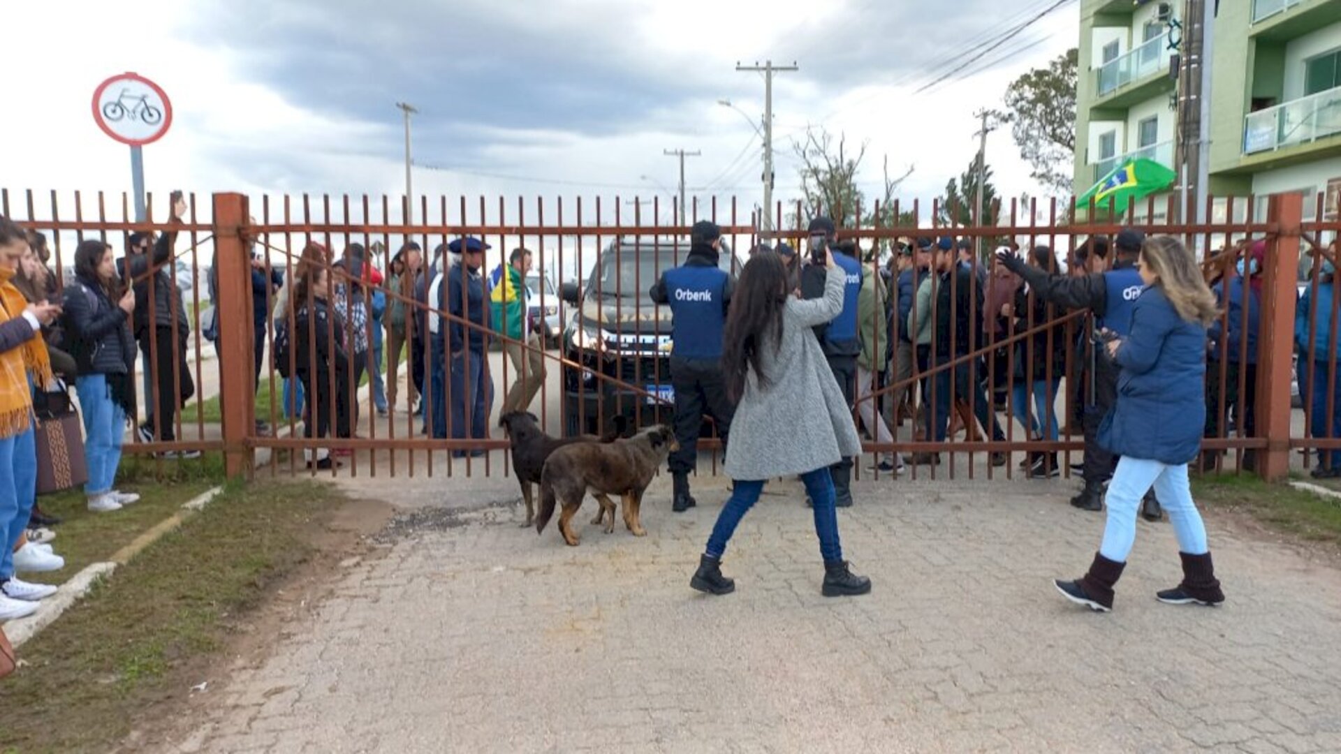 Portão foi fechado para impedir acesso ao campus