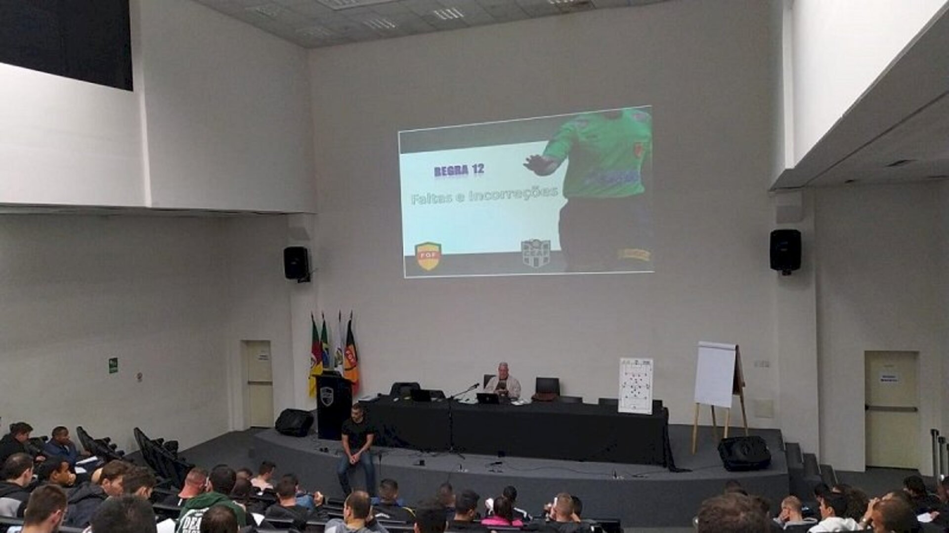 Aula teórica do curso de arbitragem no auditório da FGF