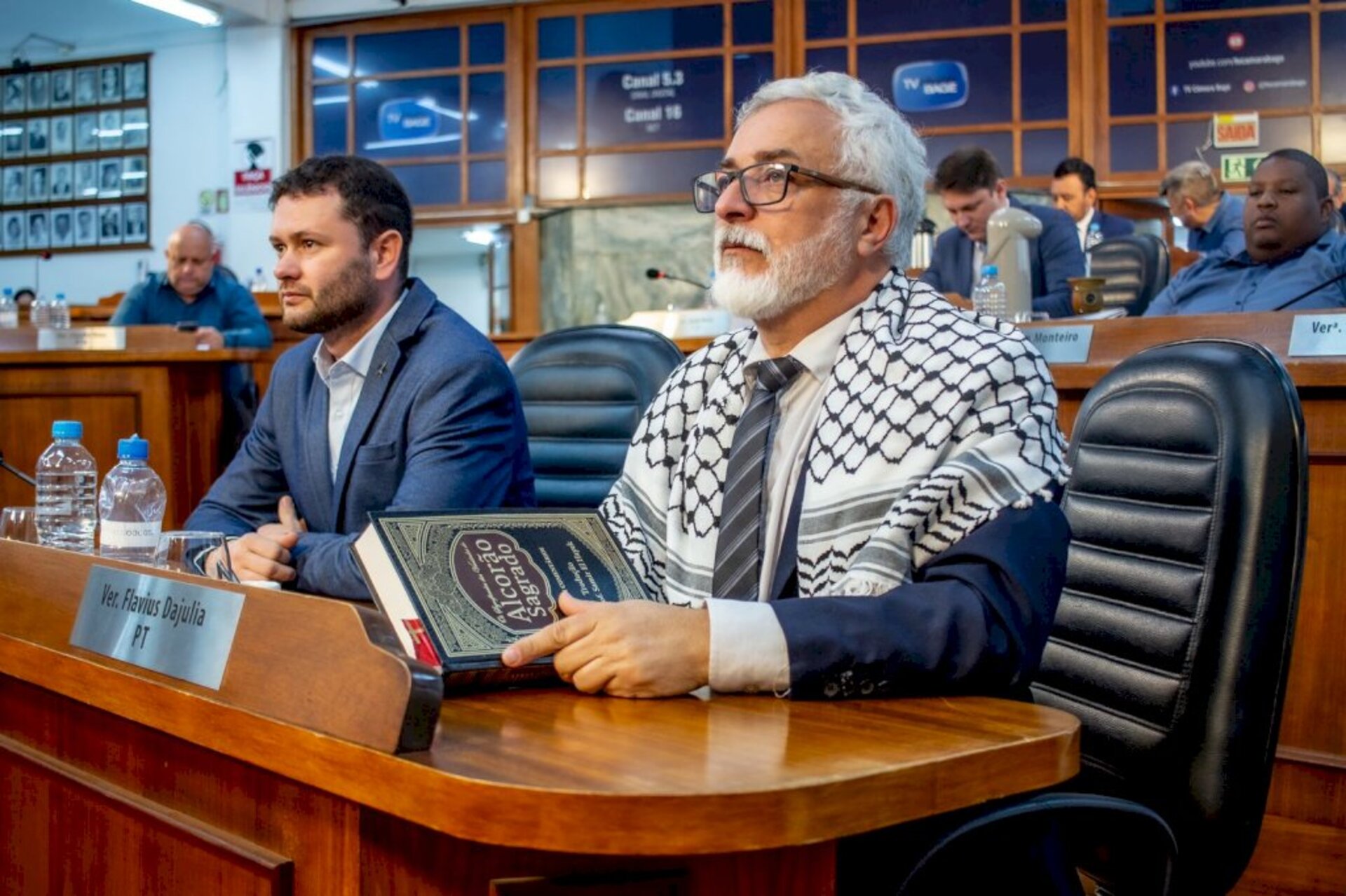Vereador posa para foto com o Alcorão, livro sagrado do Islã