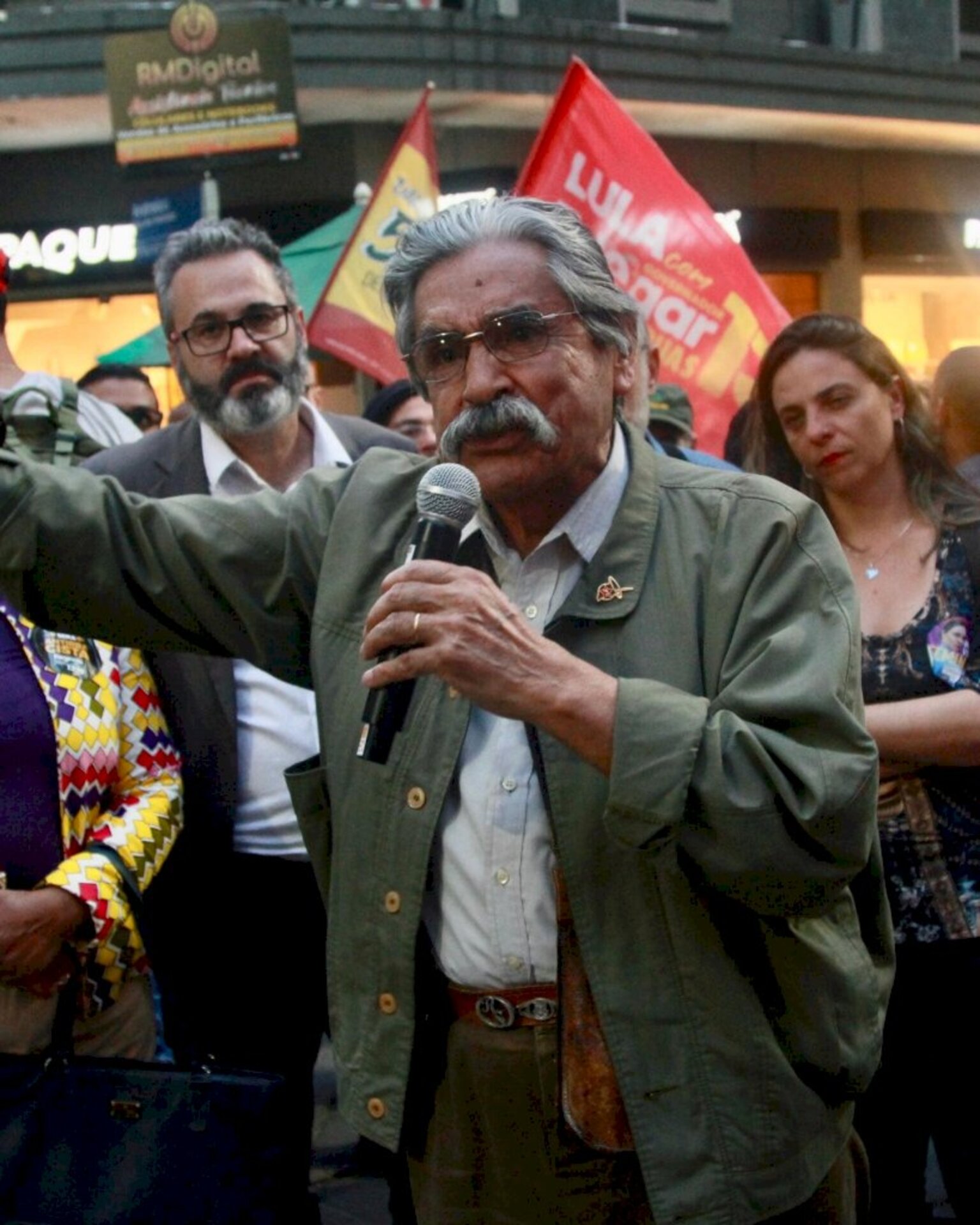 Ex-governador disputa uma vaga no Senado