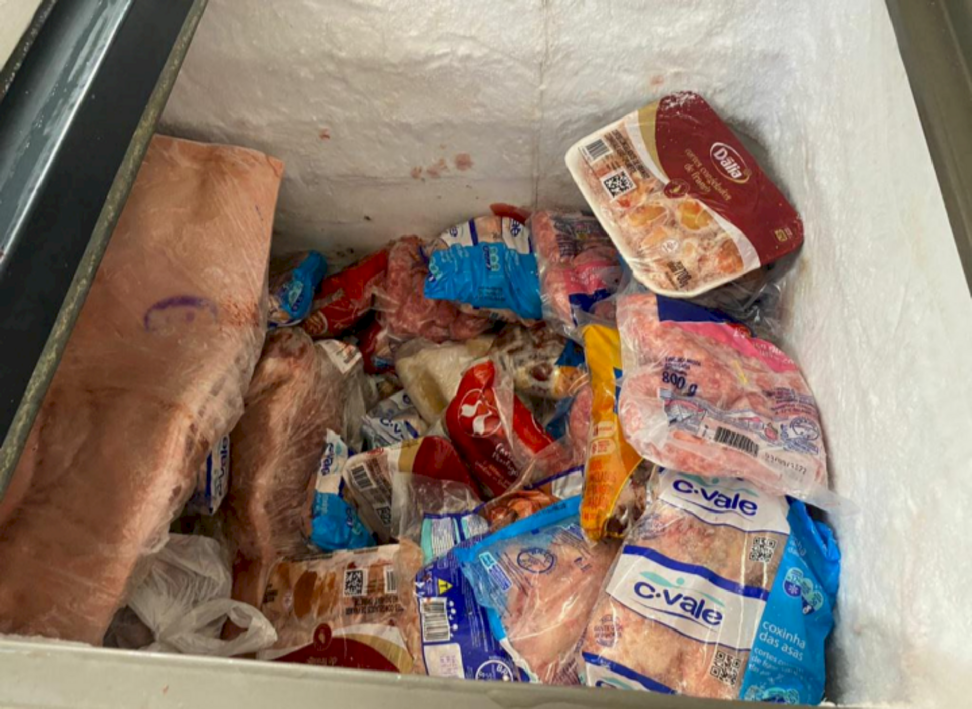 Alimentos estavam armazenados de forma inadequada