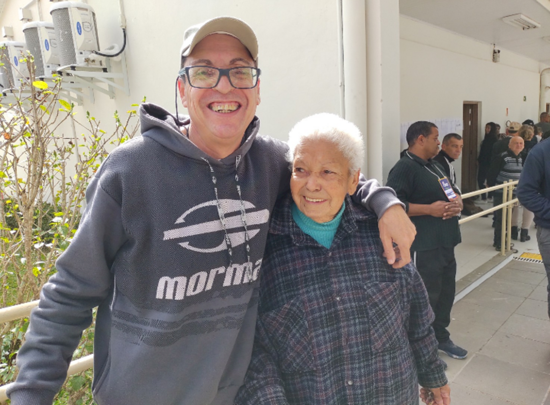 Maria Tereza Brignol, aos 70 anos, foi votar ao lado do filho Nelson Brignol, de 45