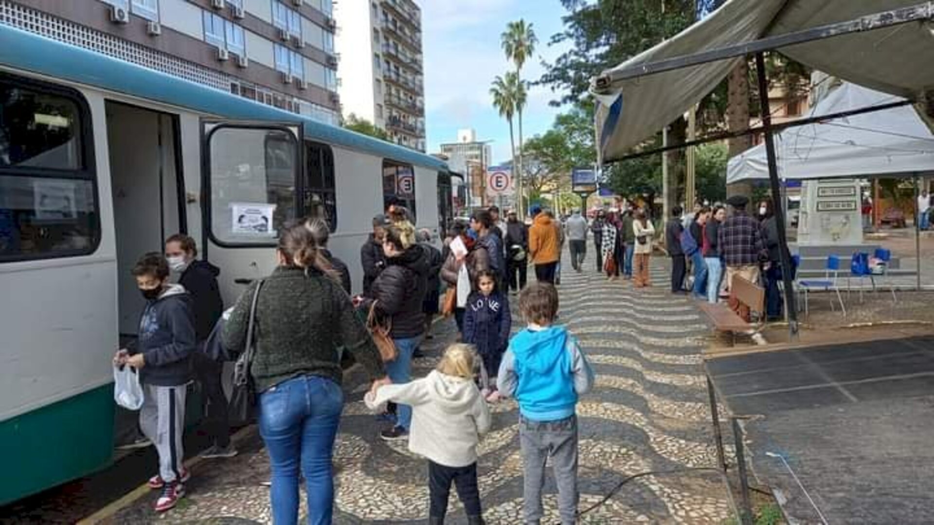 Saúde vacinou na praça, nas escolas e até em mercados
