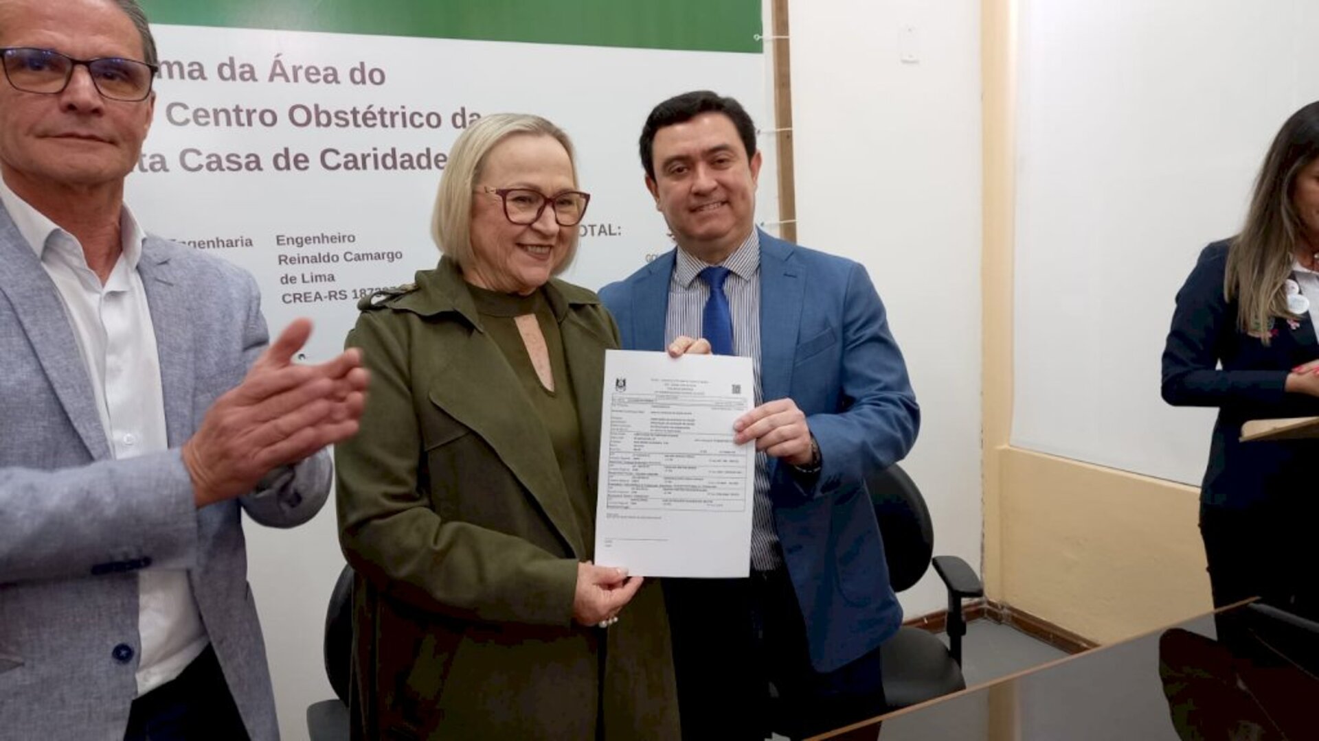 Momento da entrega do alvará que autoriza o serviço