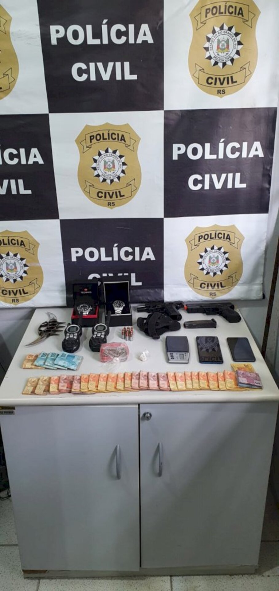 Material apreendido estava no interior da casa