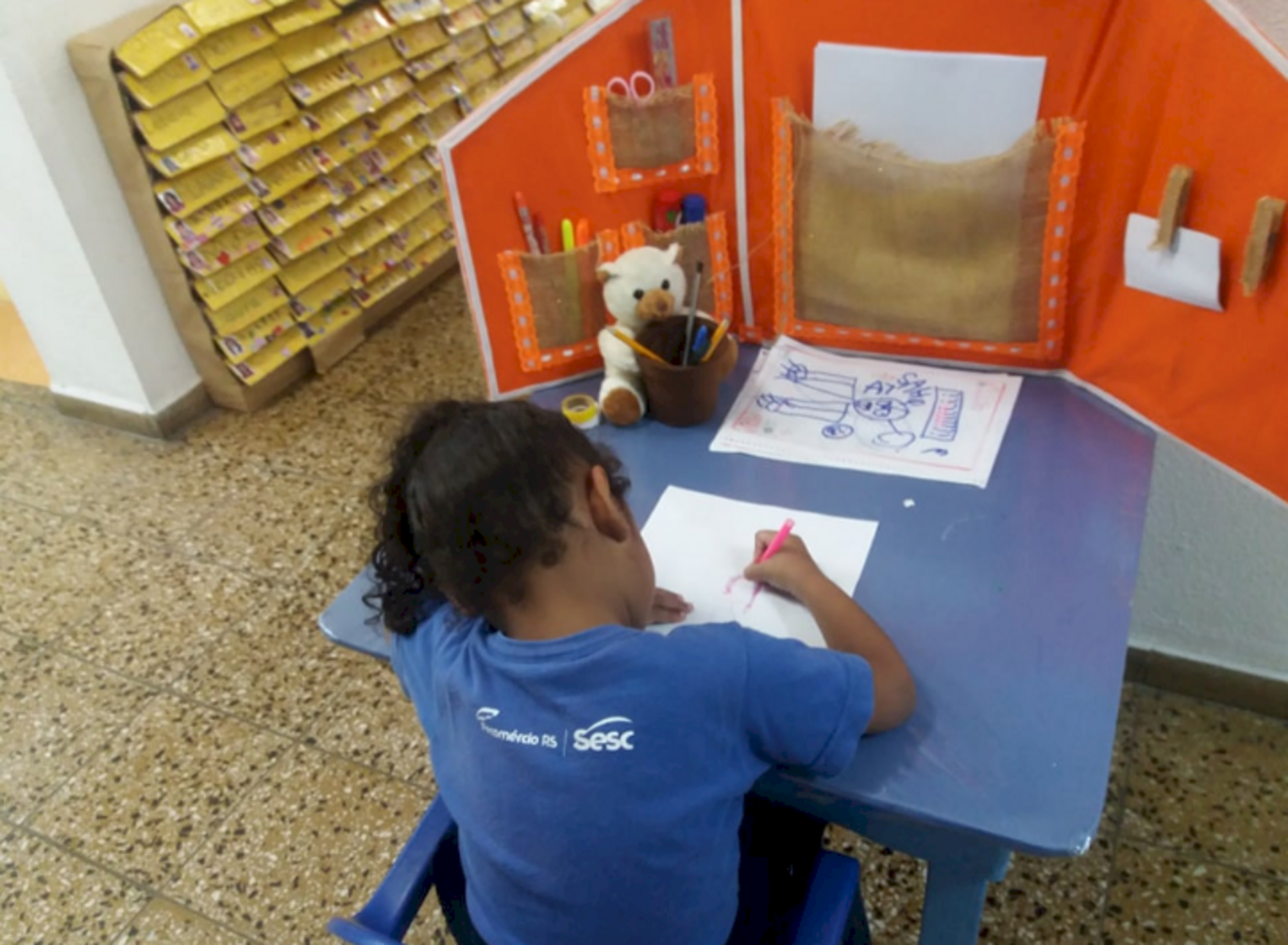 Escola atende crianças de 3 a 5 anos e 11 meses