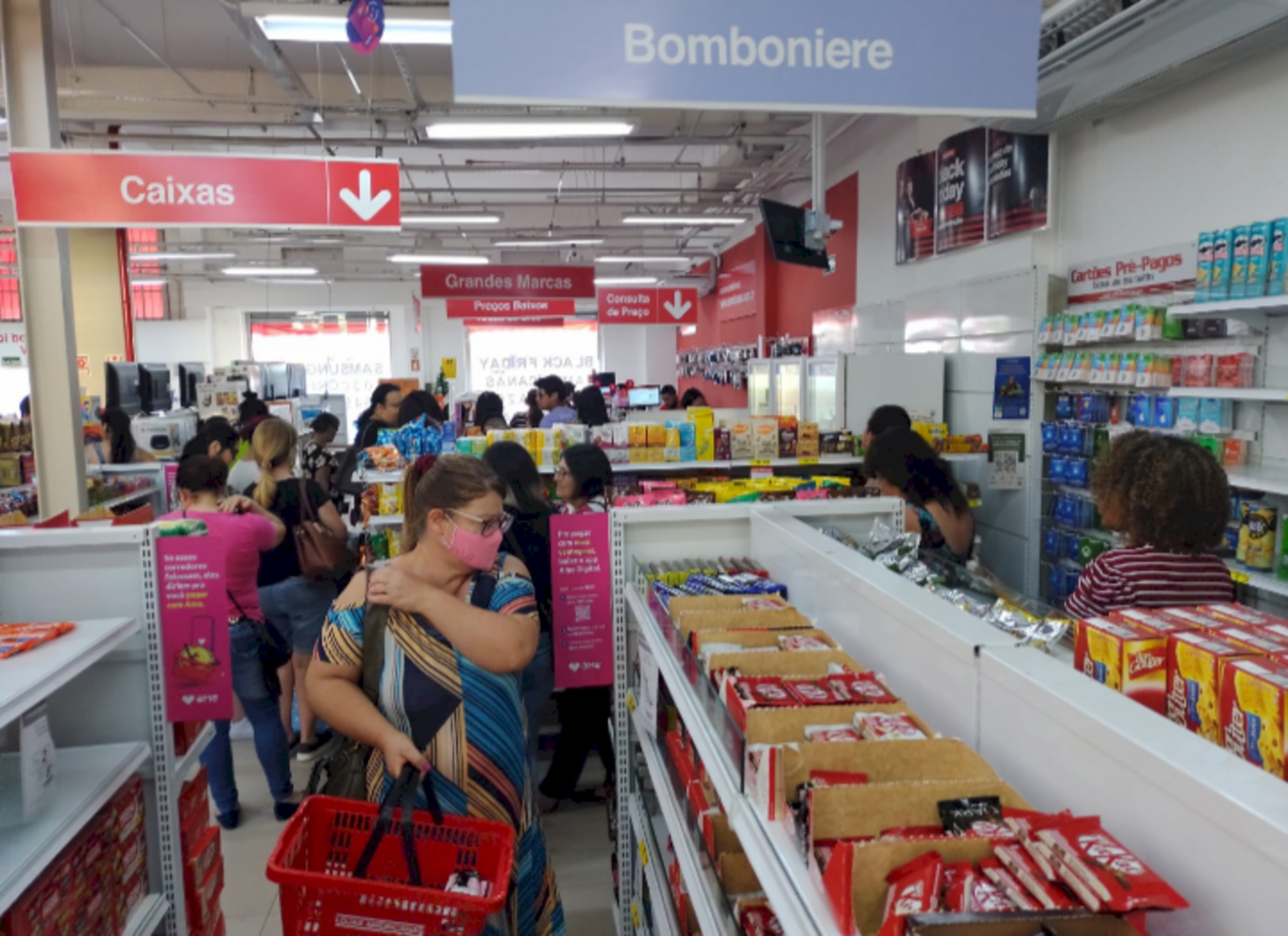 Filas eram extensas em alguns estabelecimentos