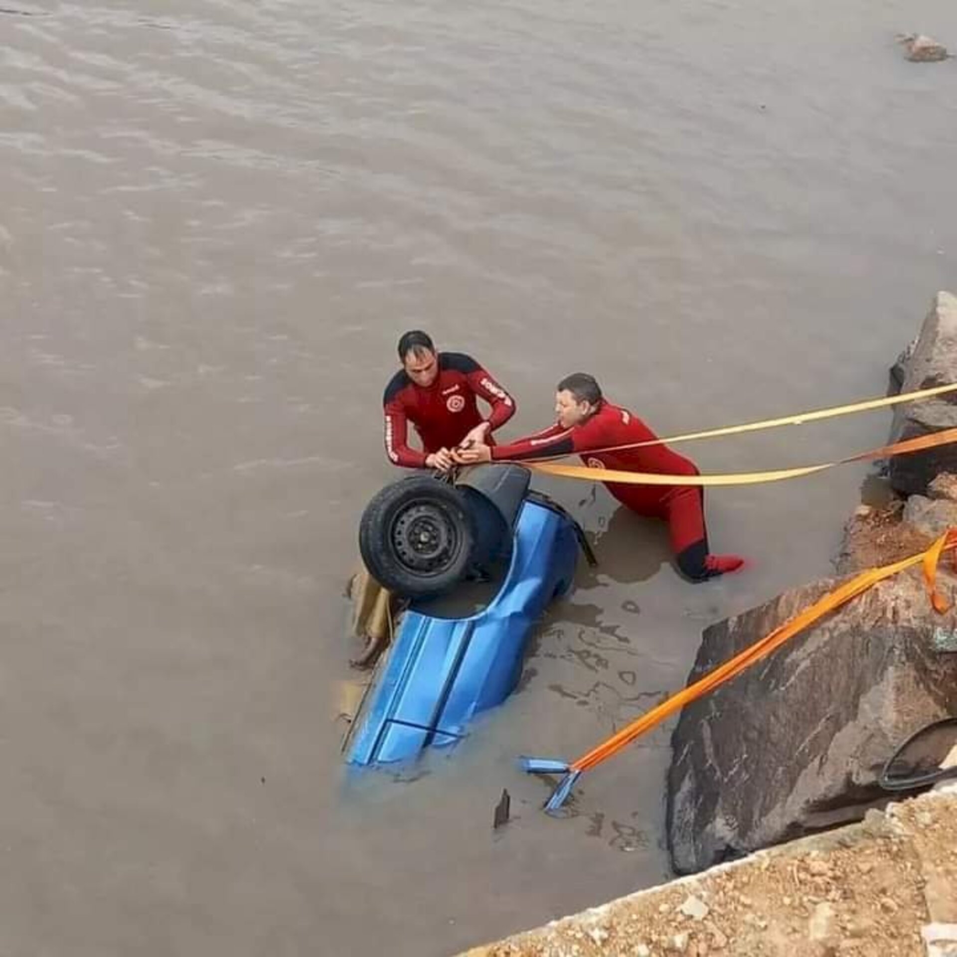 Carro foi retirado da água na parte da manhã