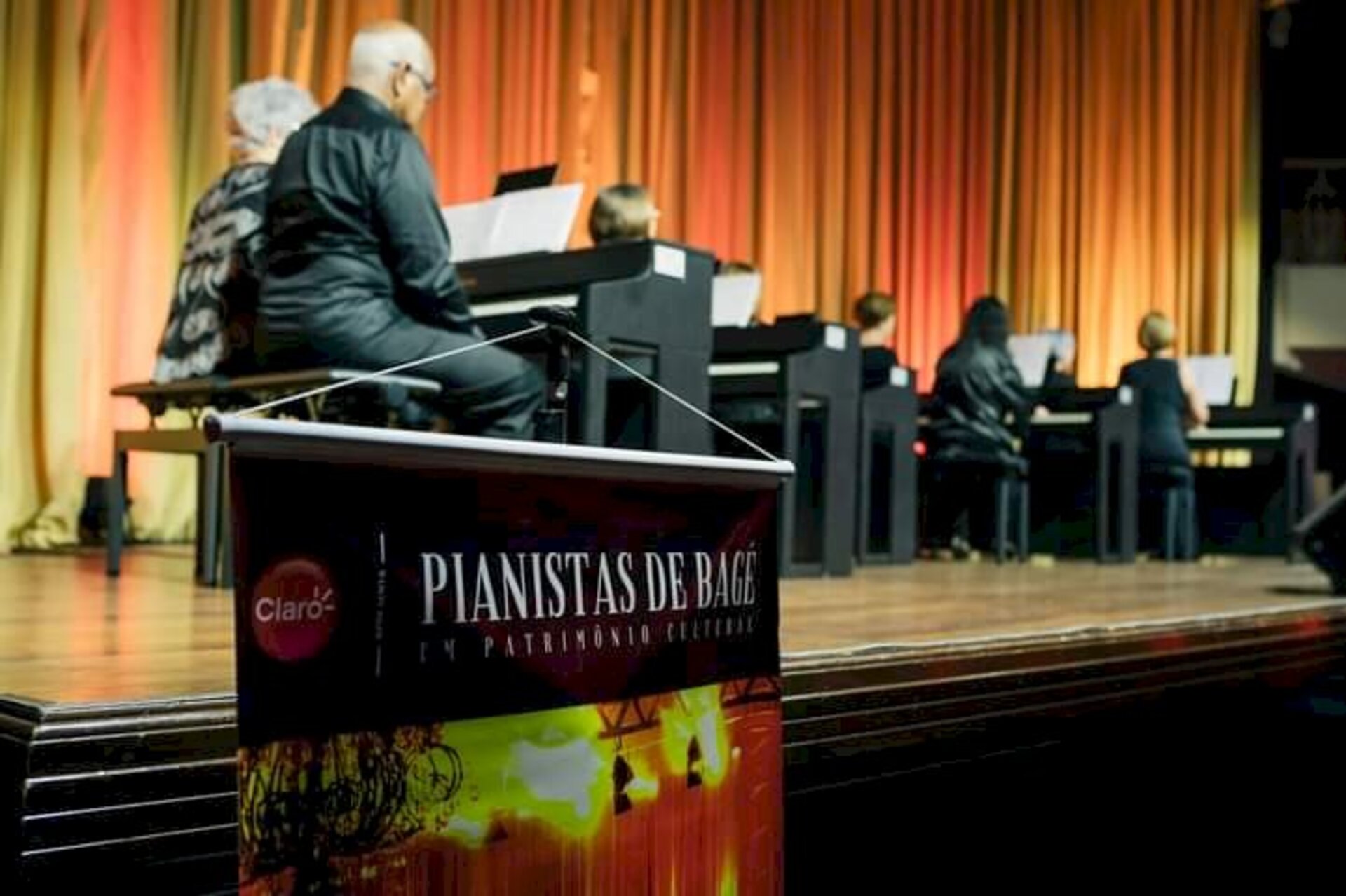 São cinco pianos a 20 mãos
