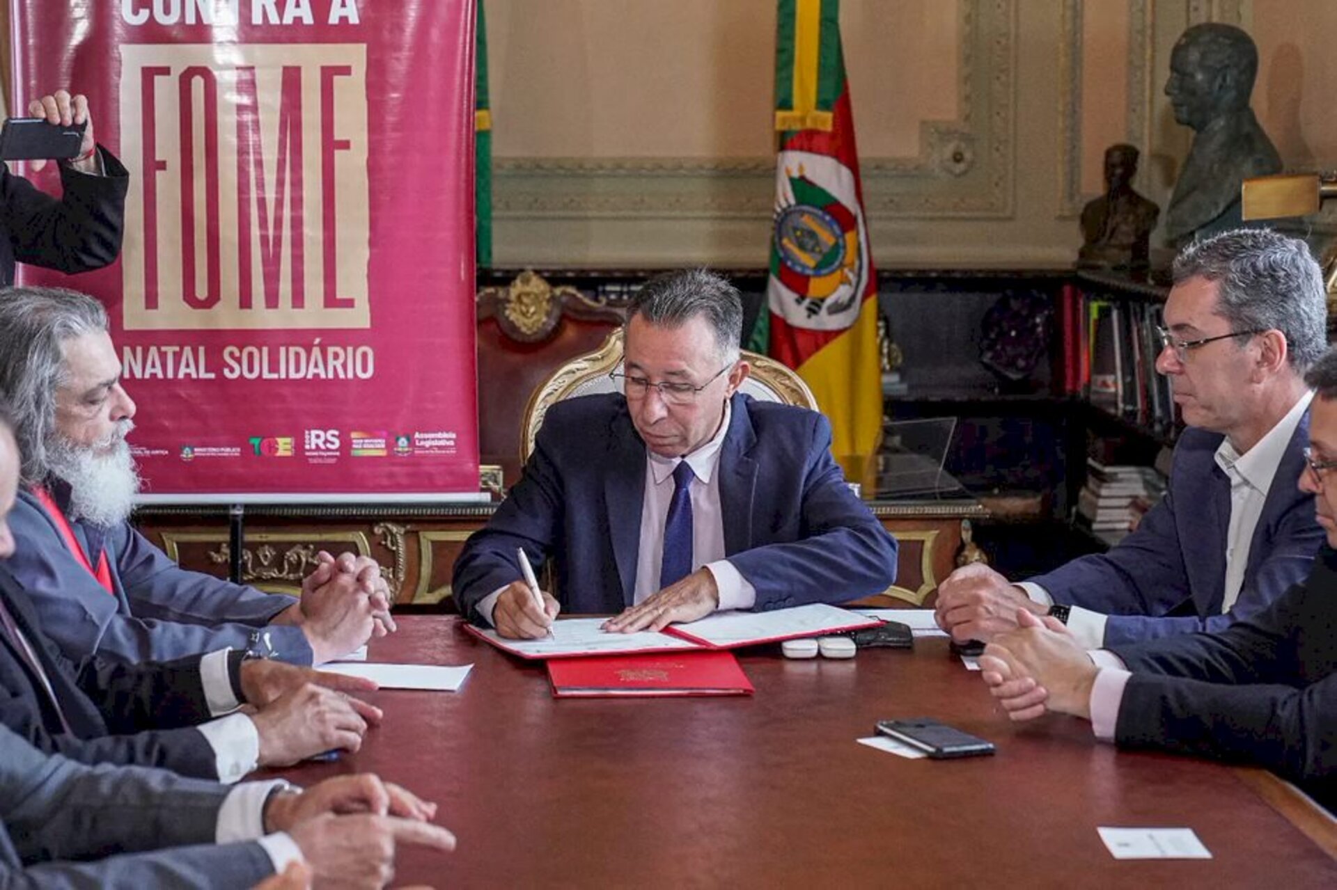 Governador em exercício, na reunião com o comitê gestor