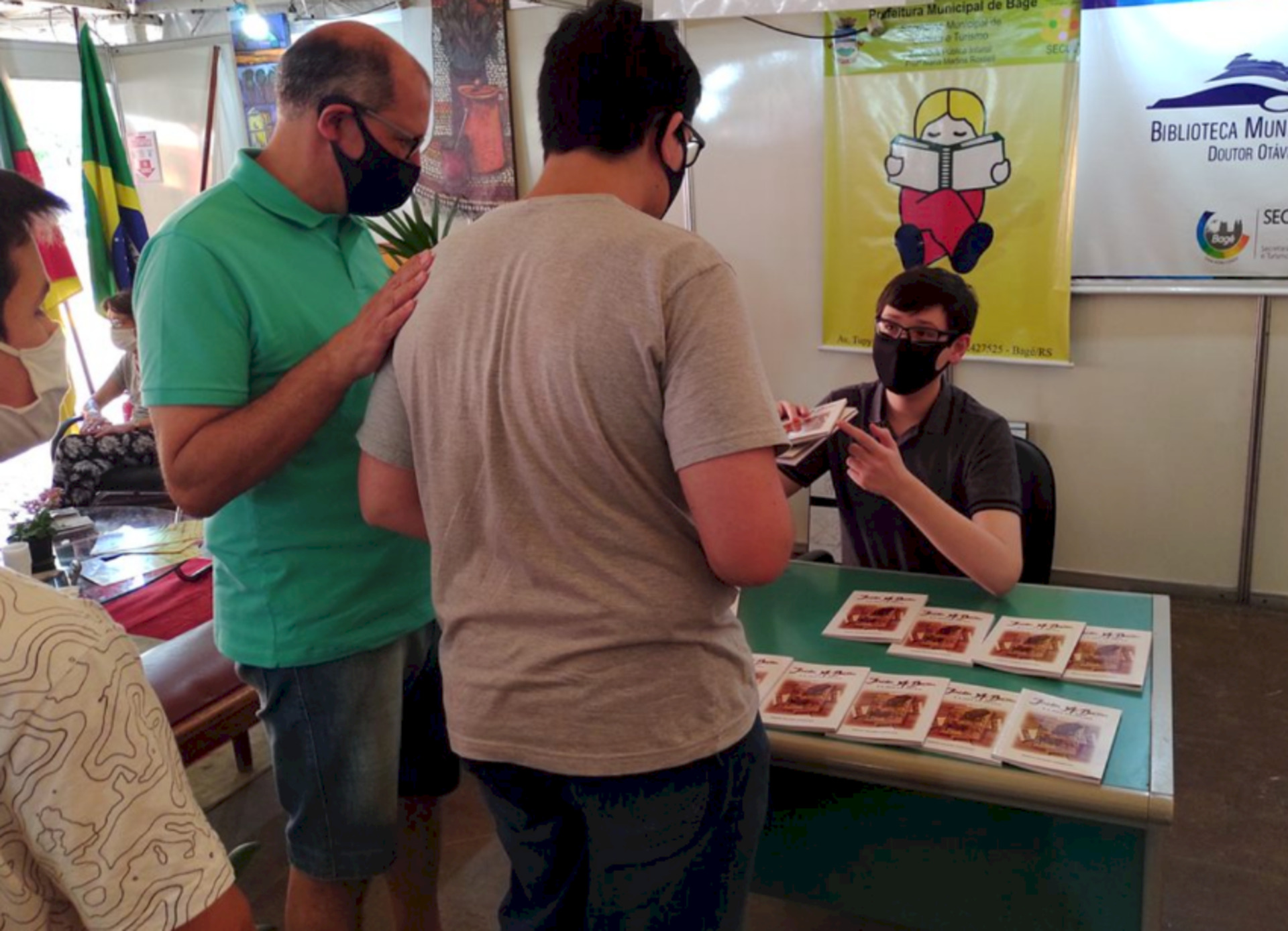 Bate-papo com autores em espaço da feira